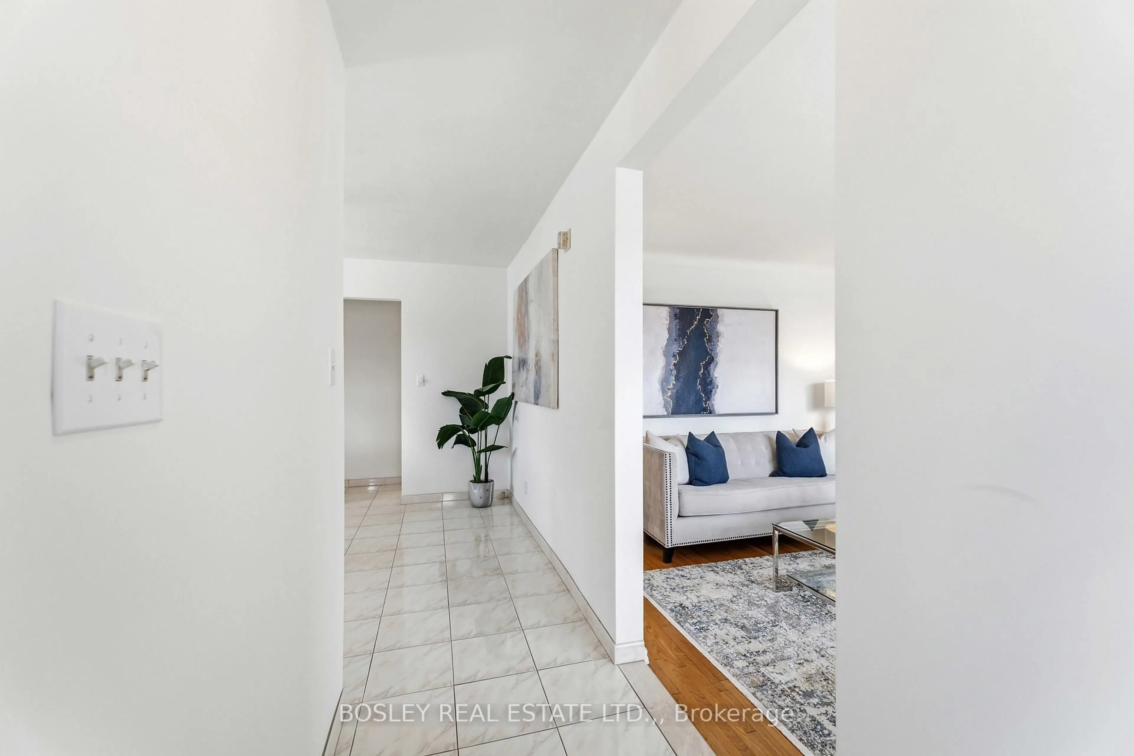 Indoor entryway for 7199 Freeman St, Niagara Falls Ontario L2E 5V8