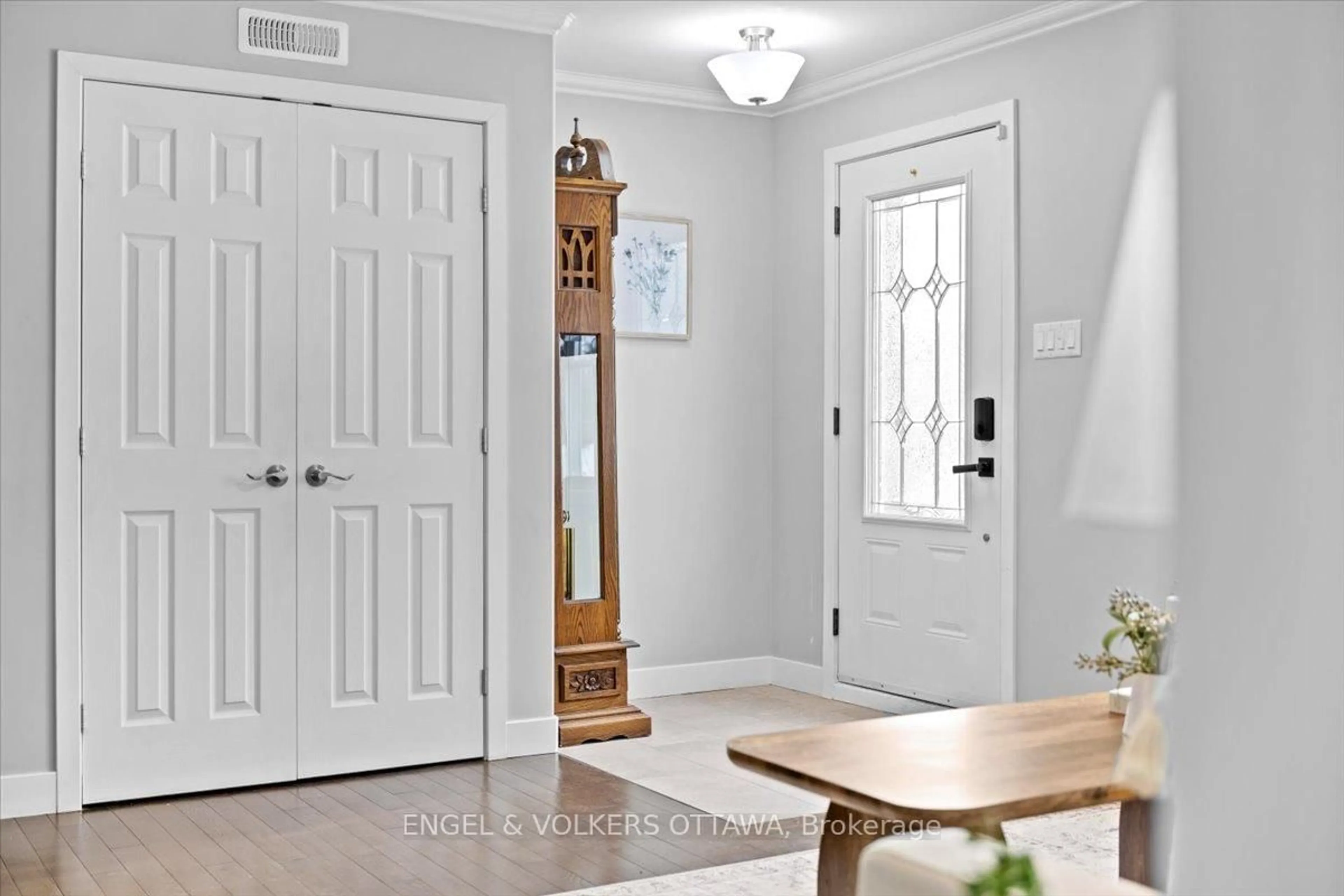 Indoor entryway for 1005 Gold Cres, Ottawa Ontario K2B 8C4