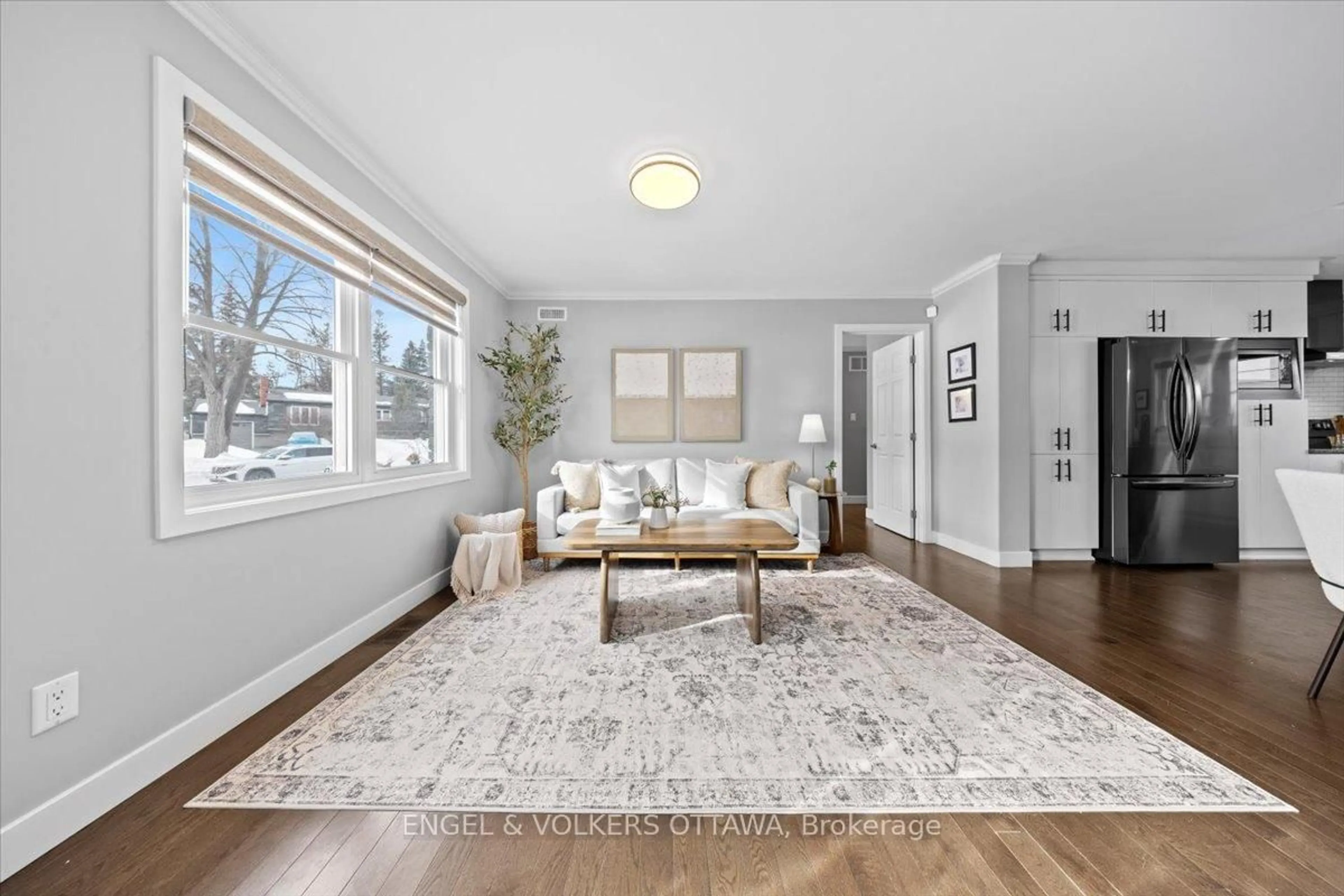 Living room with furniture, unknown for 1005 Gold Cres, Ottawa Ontario K2B 8C4