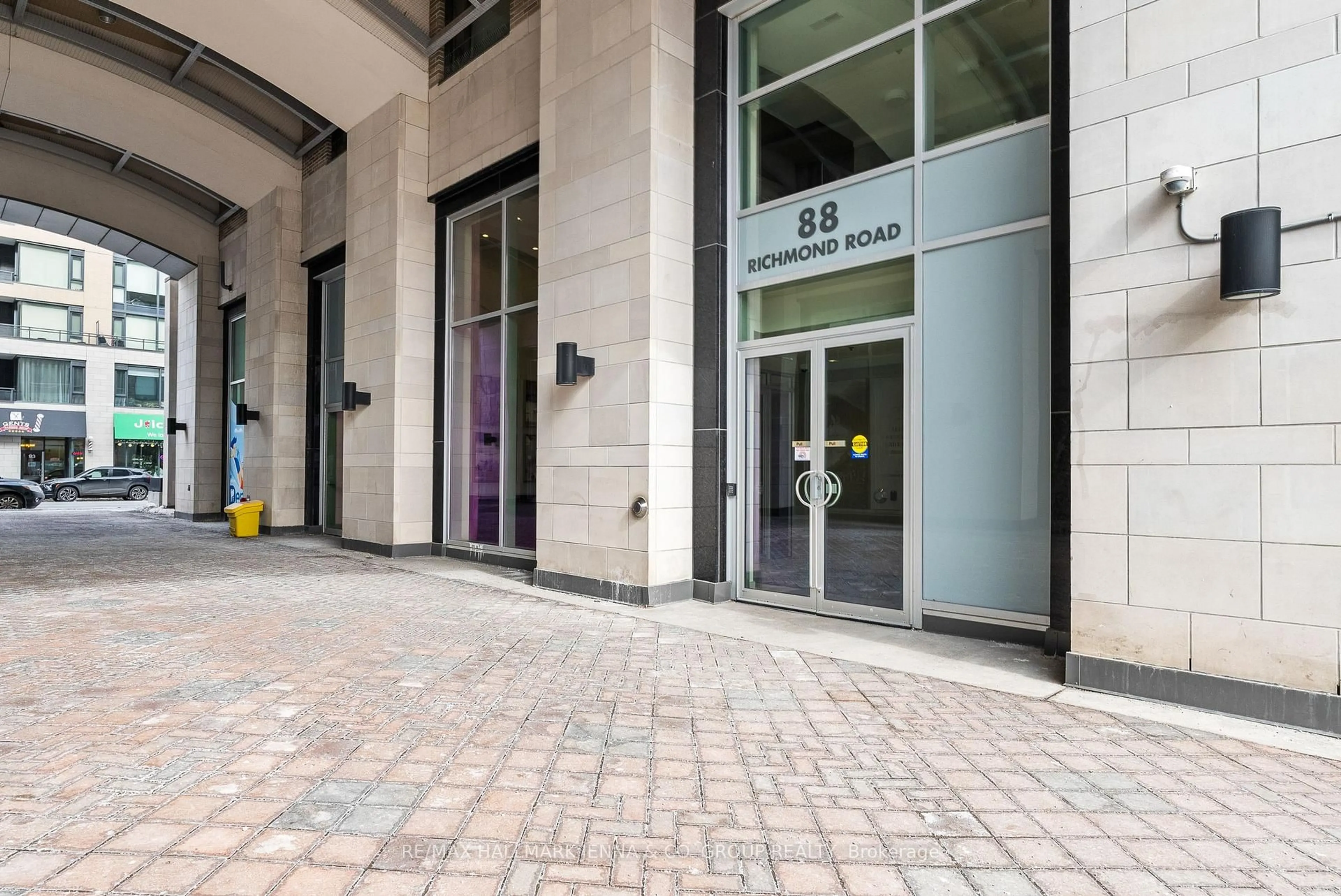 Indoor foyer for 88 Richmond Rd #611, Ottawa Ontario K1Z 0B1