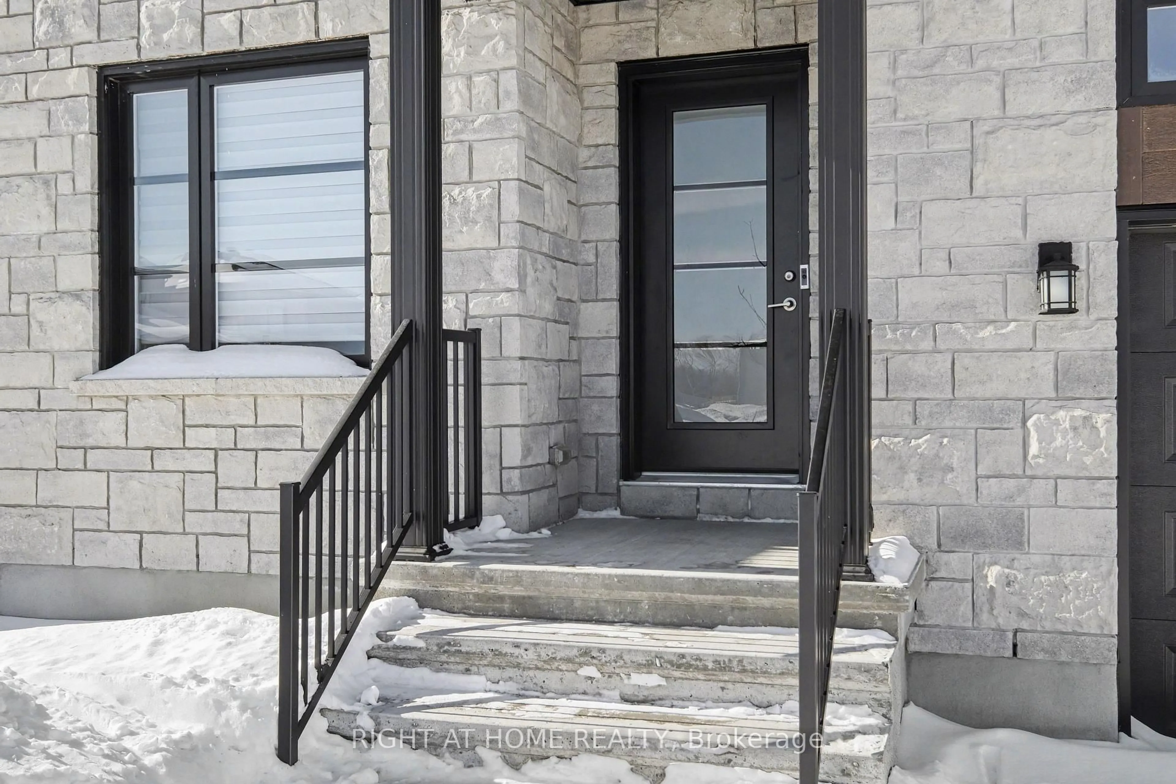 Indoor entryway for 429 Aurora St, Russell Ontario K4R 0L3