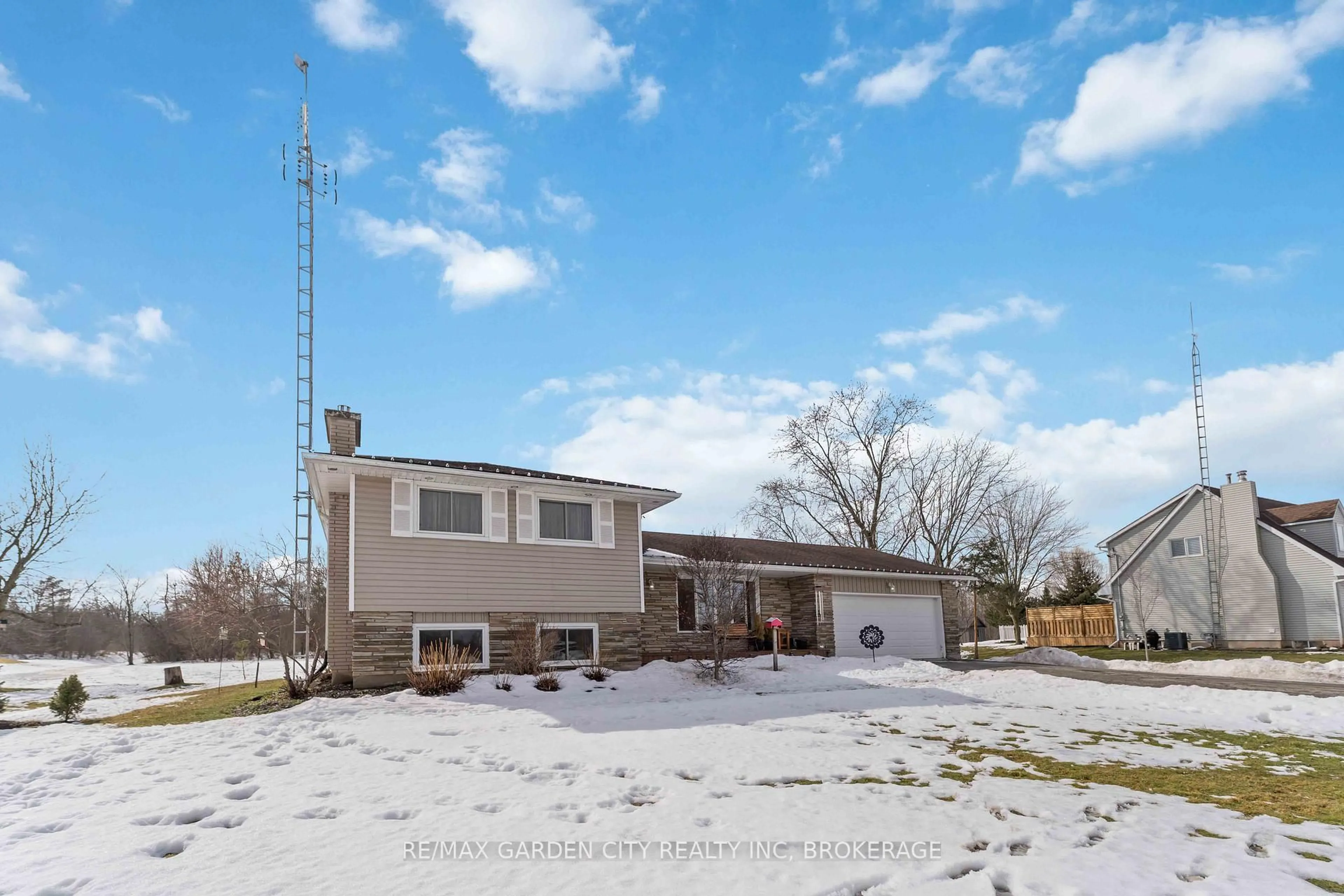 A pic from outside/outdoor area/front of a property/back of a property/a pic from drone, unknown for 147 CAIRNS Cres, Fort Erie Ontario L2A 5M4