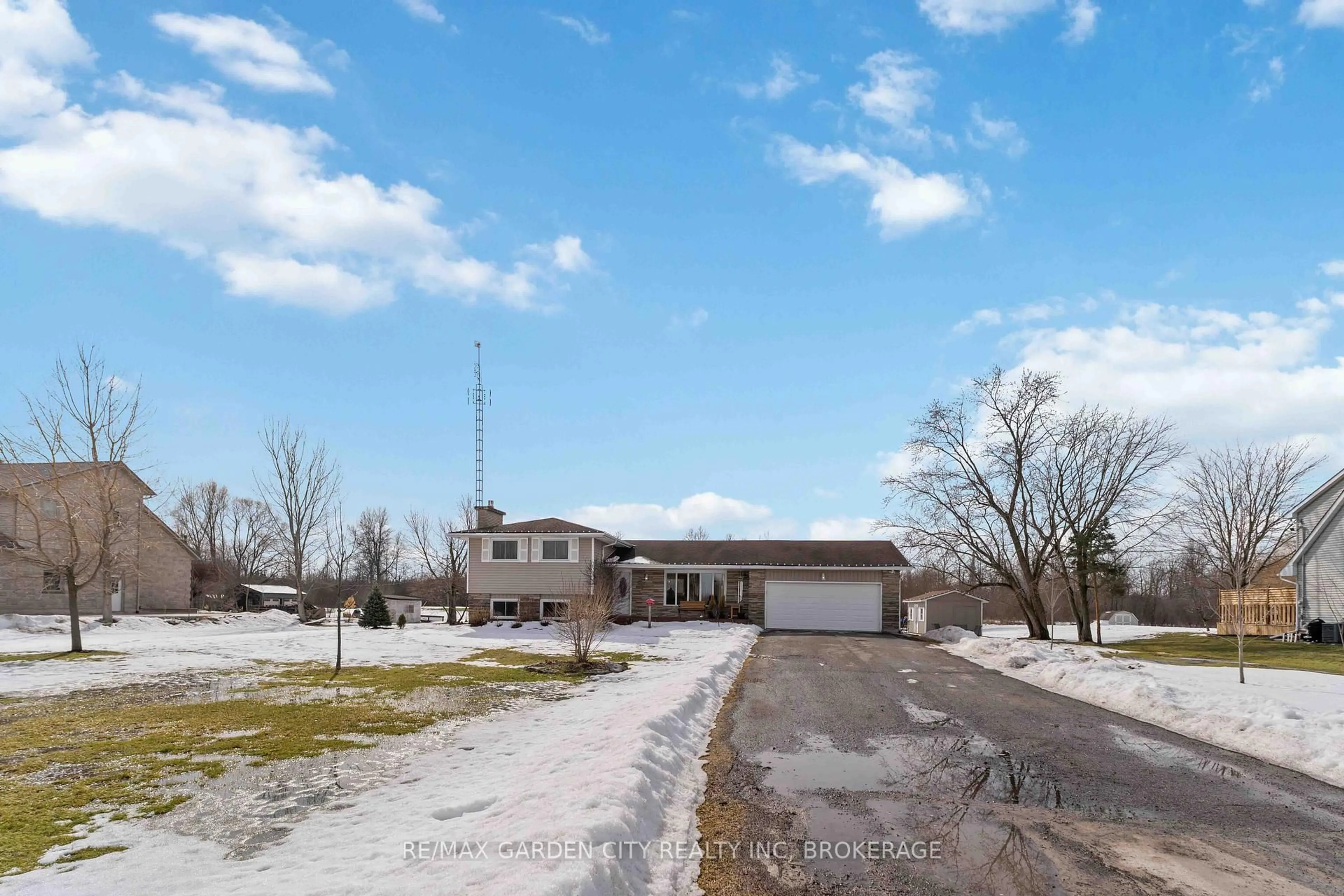 A pic from outside/outdoor area/front of a property/back of a property/a pic from drone, building for 147 CAIRNS Cres, Fort Erie Ontario L2A 5M4