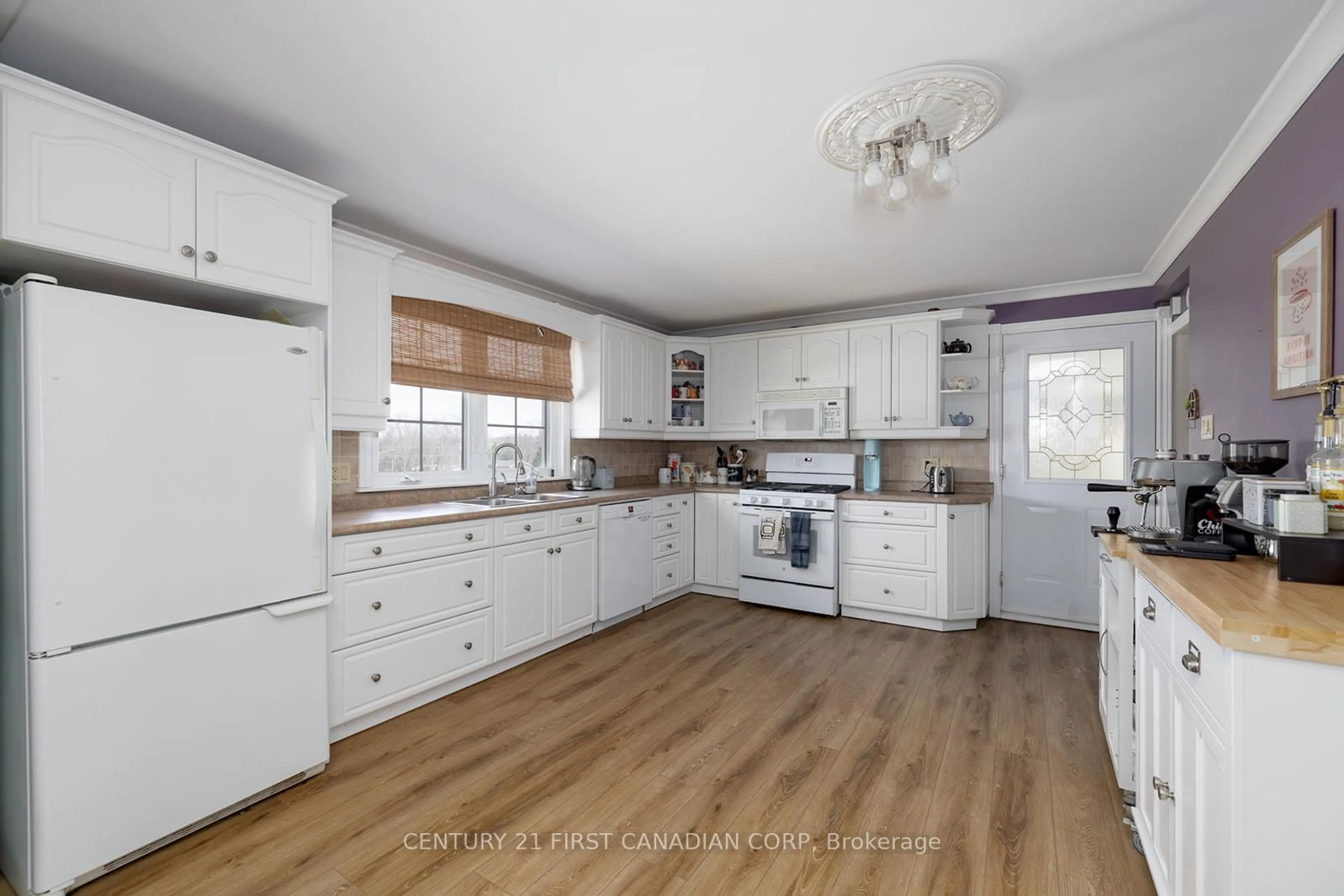 Standard kitchen, wood/laminate floor for 43409 Sparta Line, Central Elgin Ontario N5P 3S8