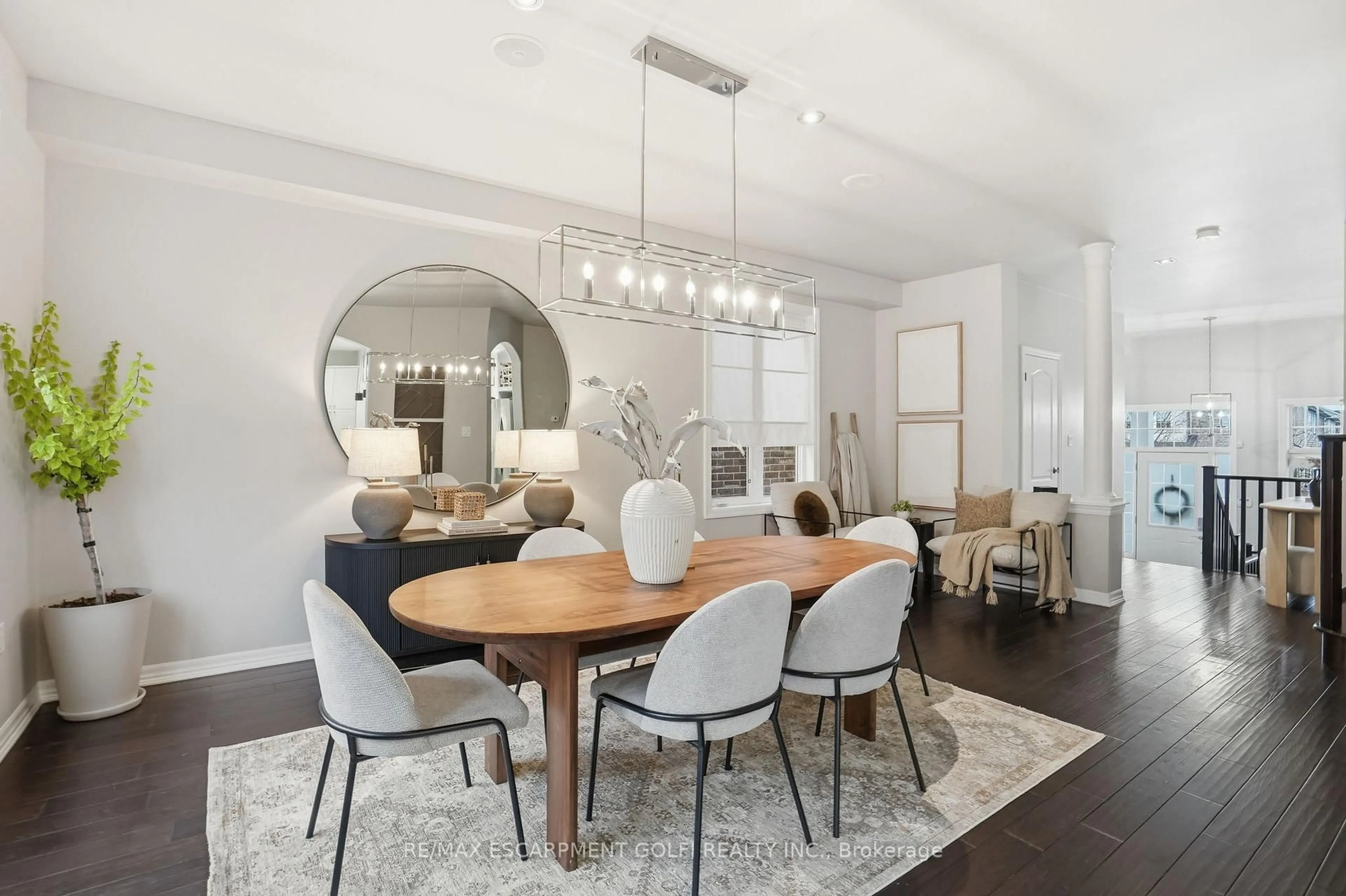 Dining room, wood/laminate floor for 241 MONTREAL Circ, Hamilton Ontario L8E 0C6