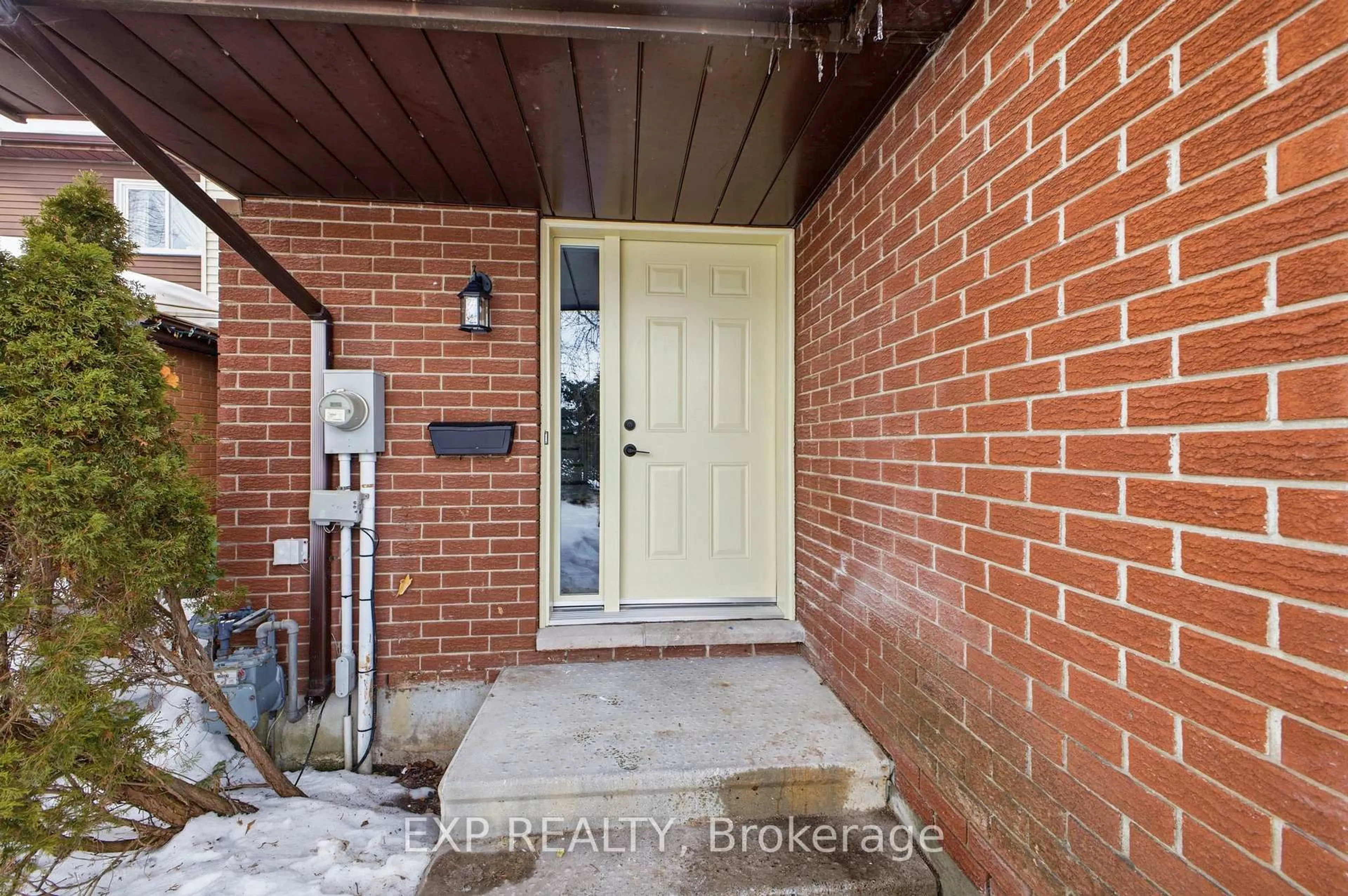 Indoor entryway for 74 Shearer Cres, Kanata Ontario K2L 3N1