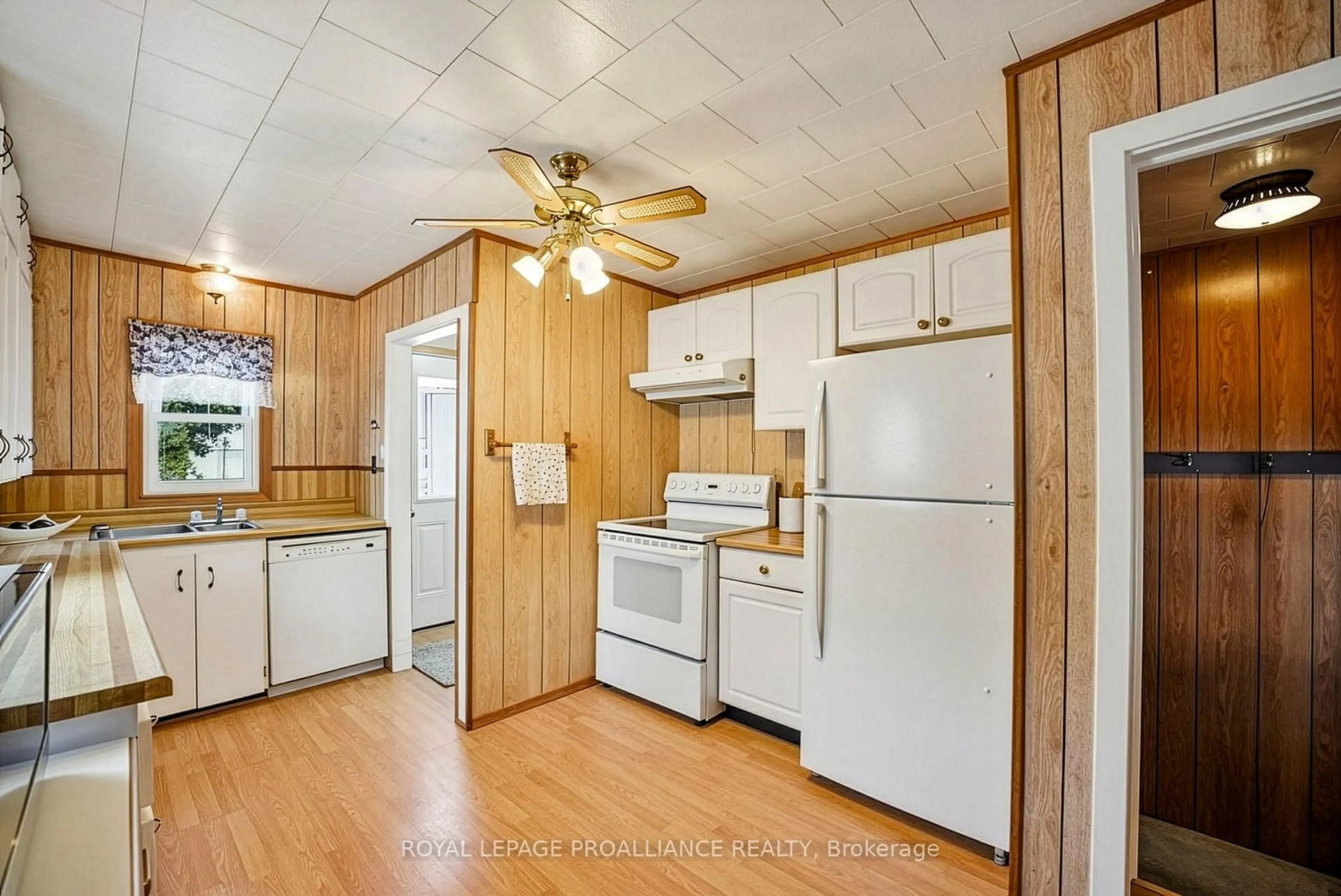 Standard kitchen, unknown for 5 Lyons St, Brighton Ontario K0K 1H0