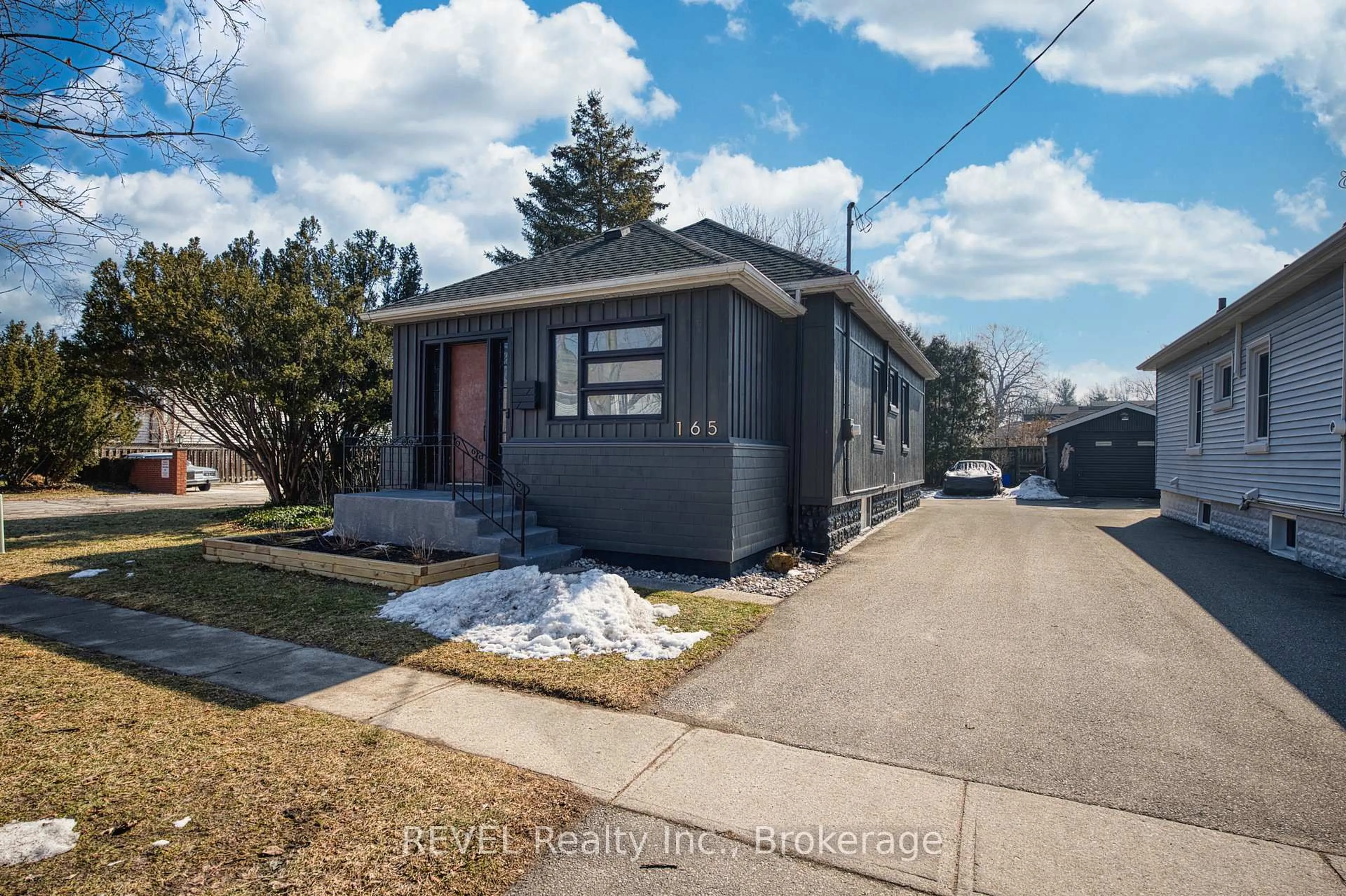 Home with vinyl exterior material, street for 165 Main St, St. Catharines Ontario L2N 4V6