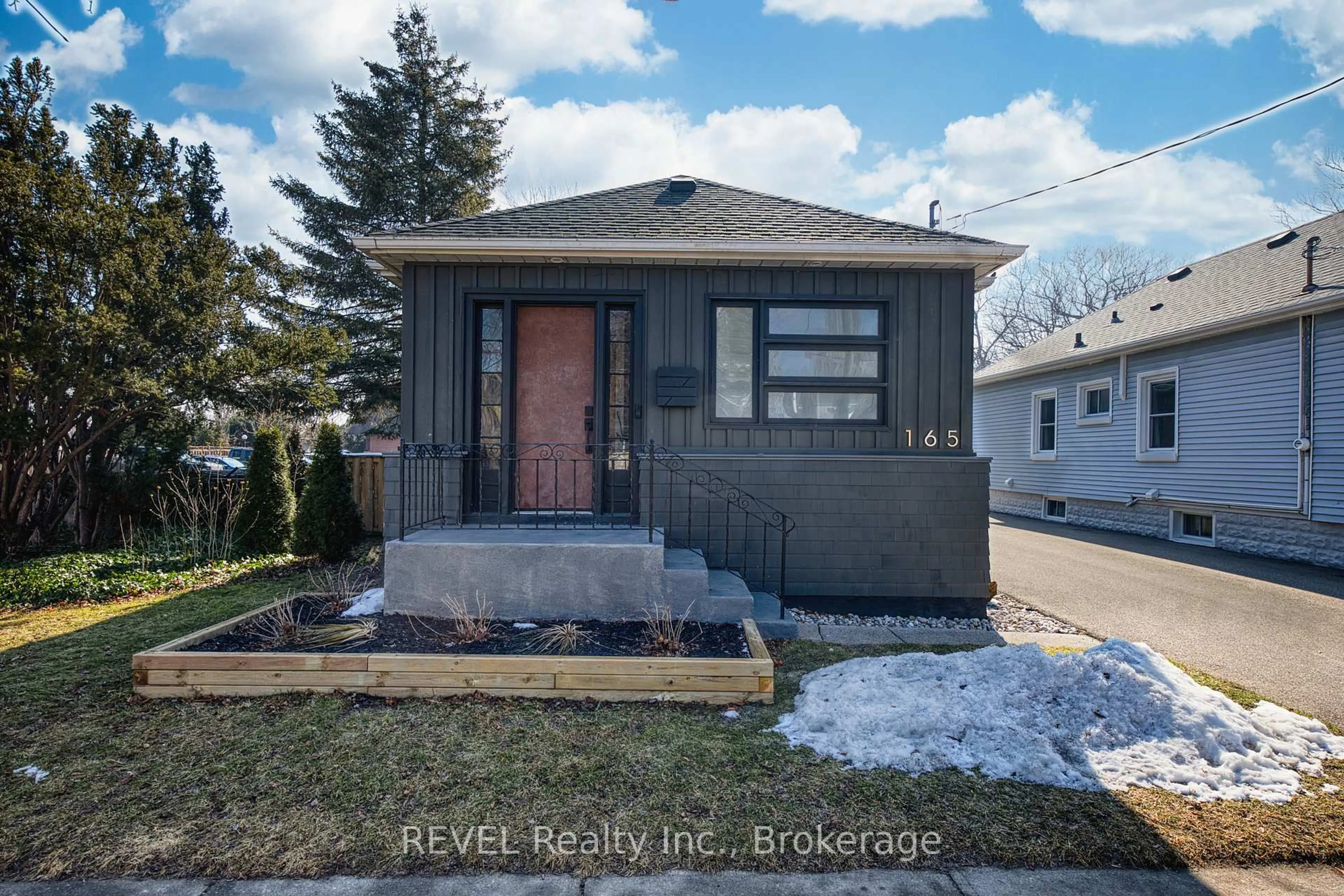 Home with vinyl exterior material, street for 165 Main St, St. Catharines Ontario L2N 4V6