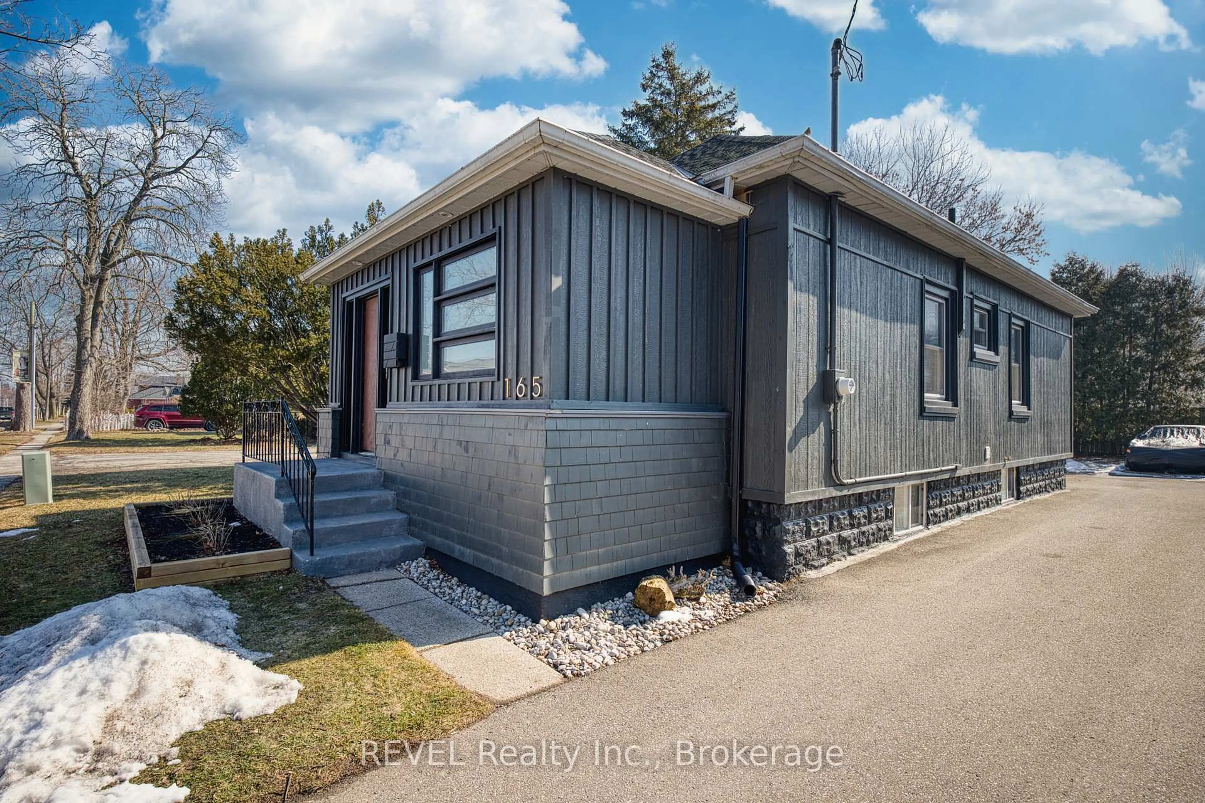 Home with vinyl exterior material, street for 165 Main St, St. Catharines Ontario L2N 4V6