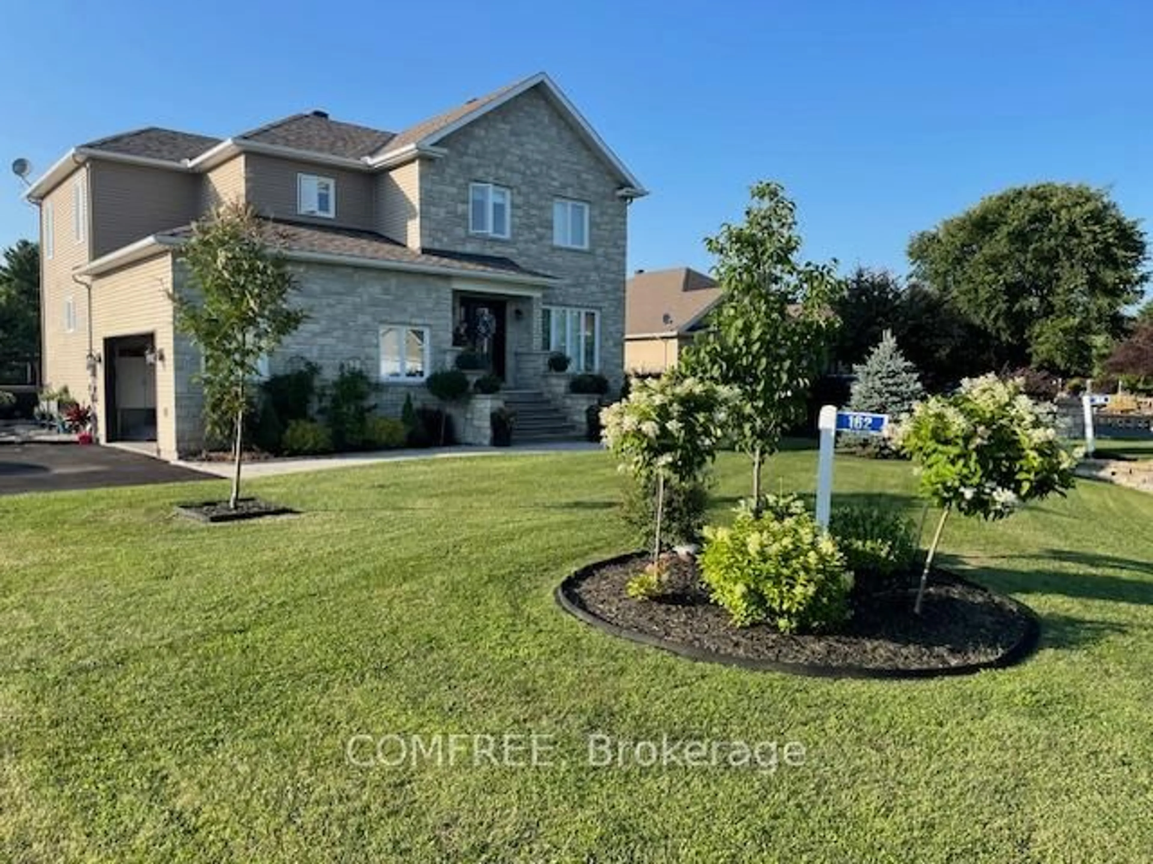 A pic from outside/outdoor area/front of a property/back of a property/a pic from drone, unknown for 162 Sophie St, Clarence-Rockland Ontario K4K 1K7