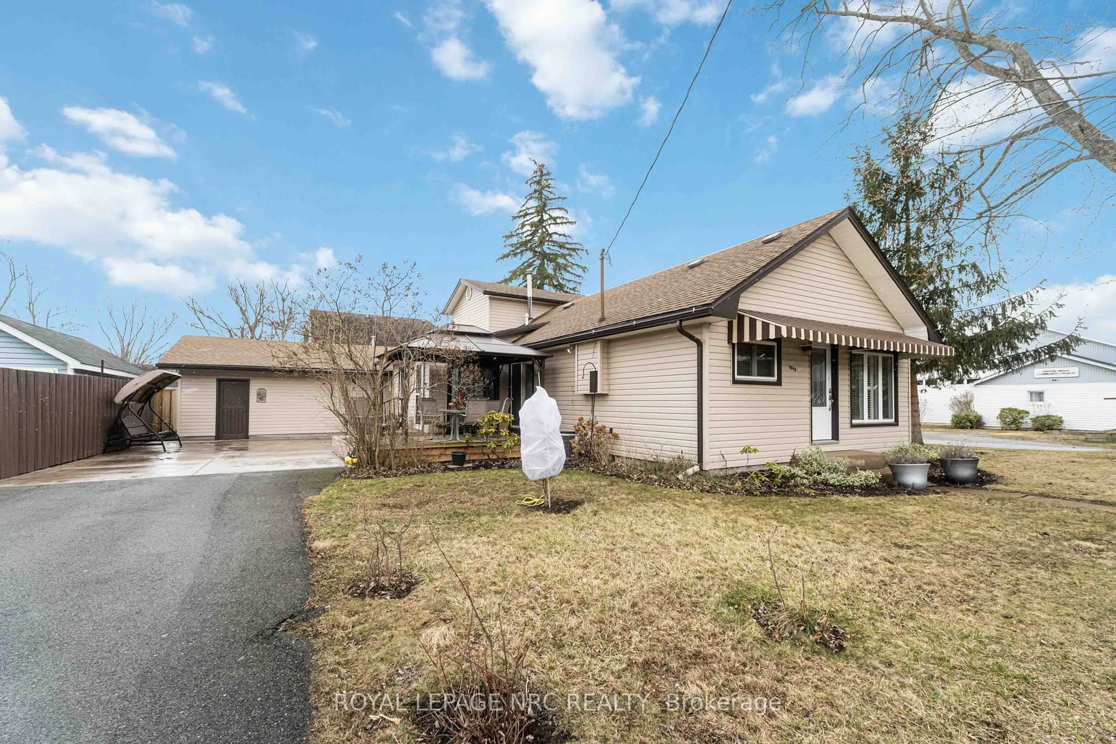 A pic from outside/outdoor area/front of a property/back of a property/a pic from drone, street for 4049 Victoria Rd, Fort Erie Ontario L0S 1B0