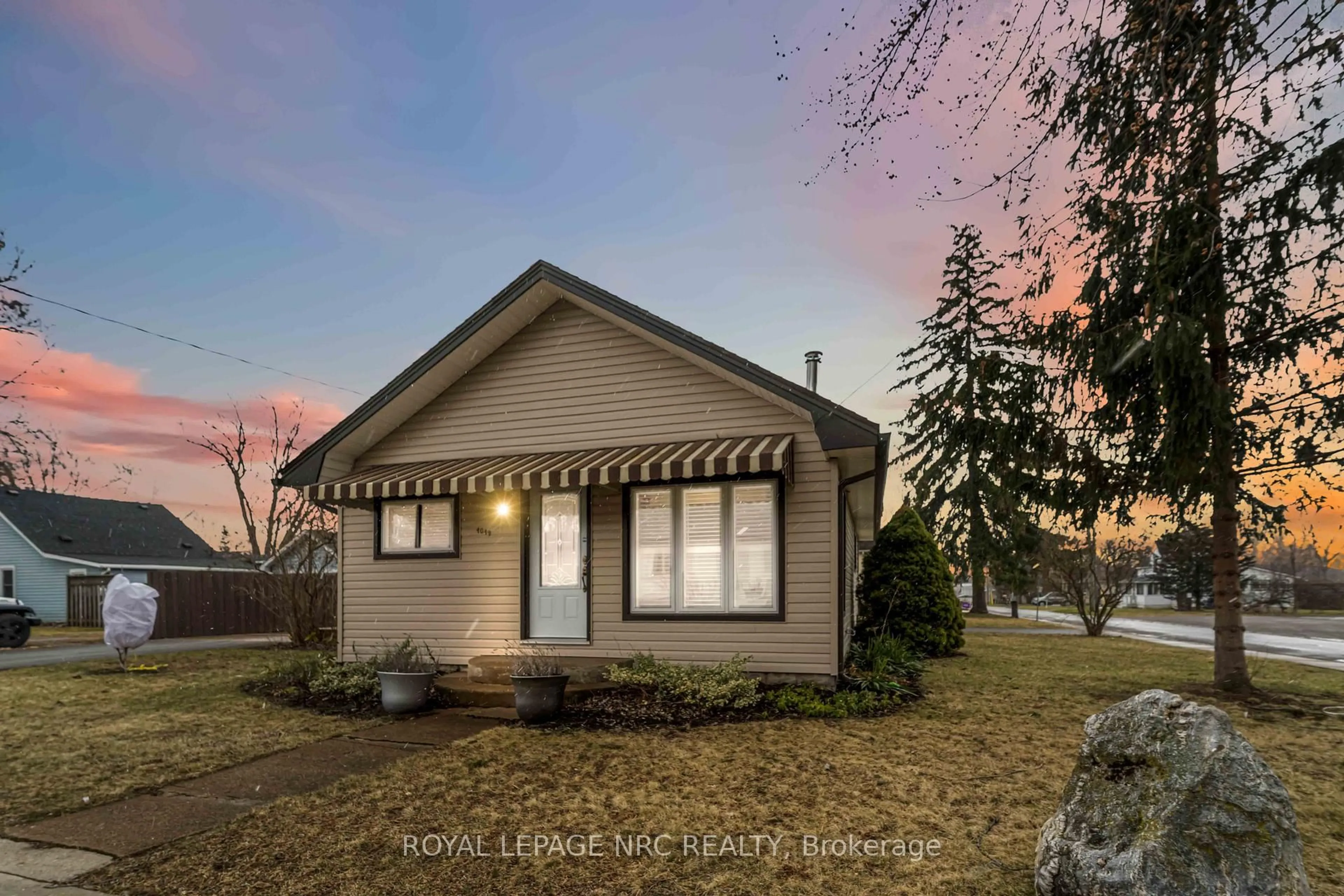 Home with vinyl exterior material, street for 4049 Victoria Rd, Fort Erie Ontario L0S 1B0