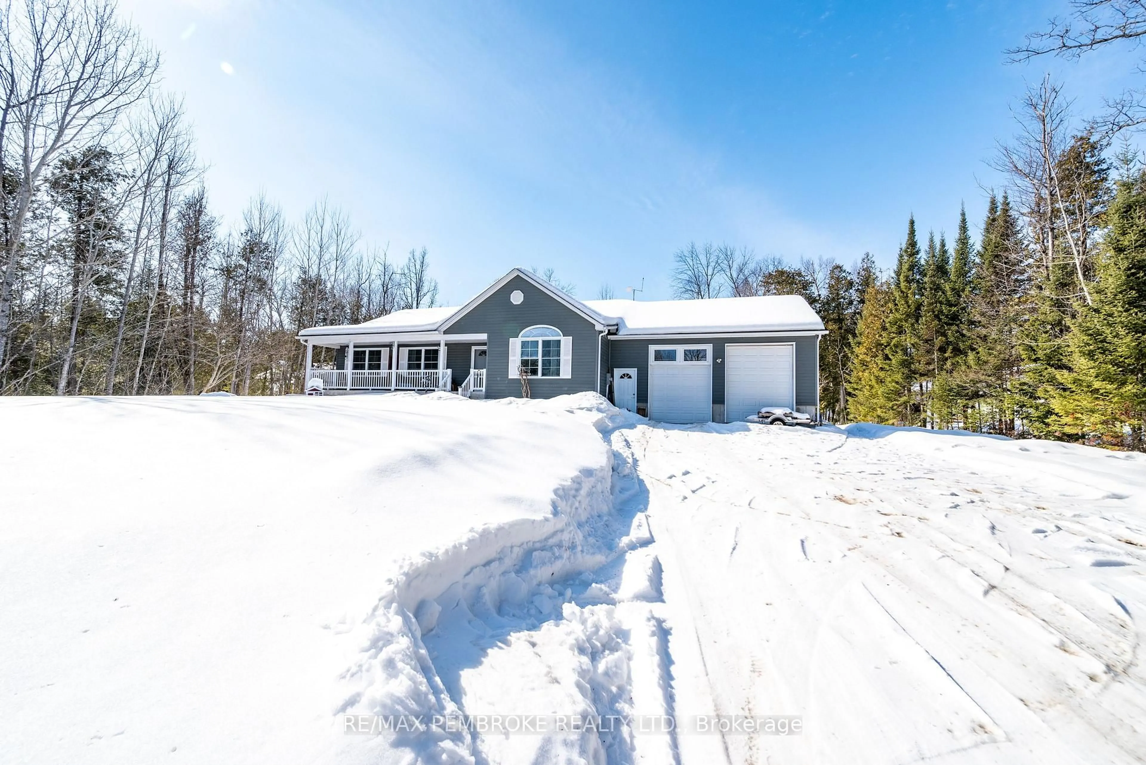 A pic from outside/outdoor area/front of a property/back of a property/a pic from drone, street for 625 Forest Park Rd, Pembroke Ontario K8A 6W2