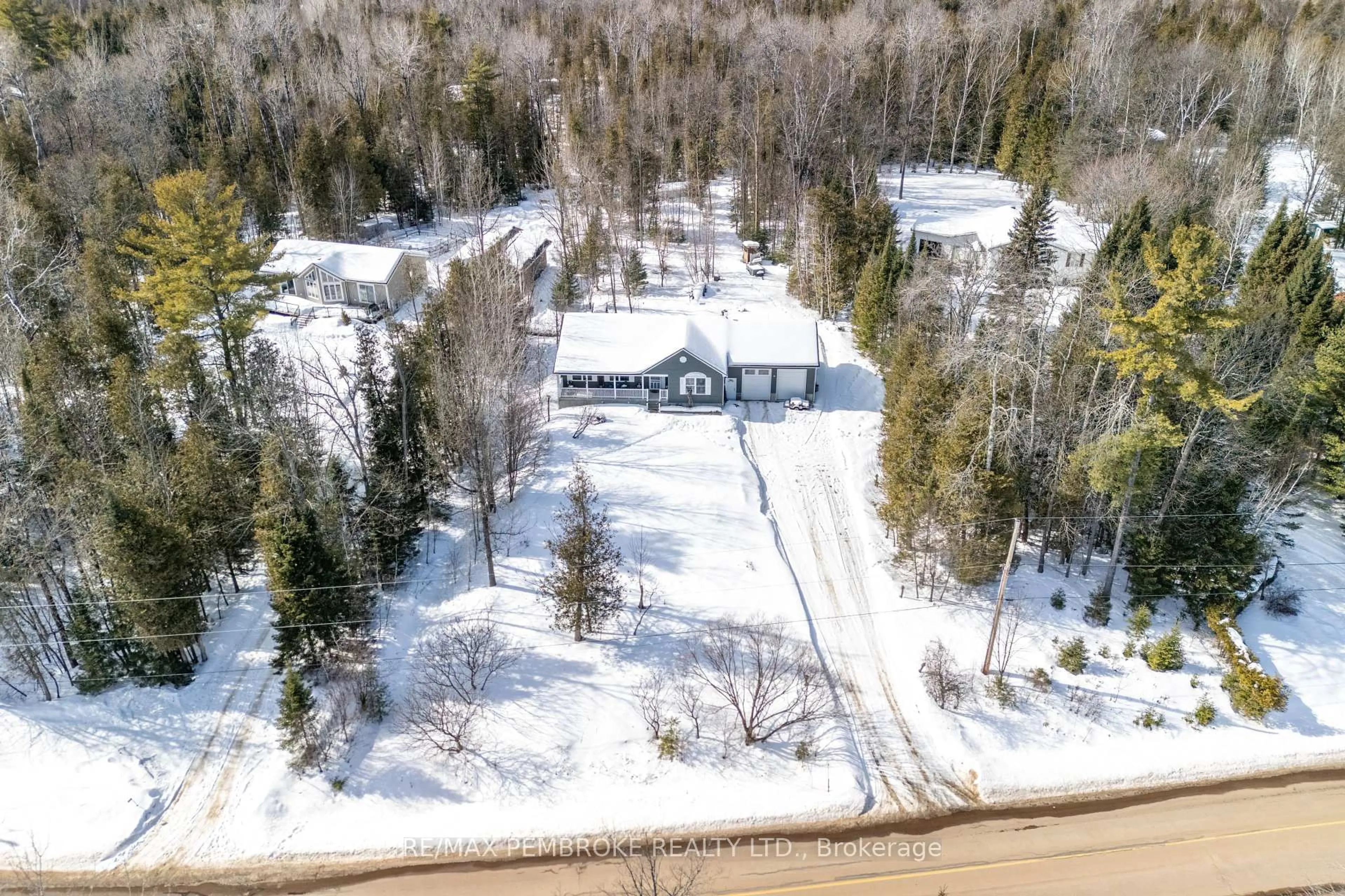 A pic from outside/outdoor area/front of a property/back of a property/a pic from drone, unknown for 625 Forest Park Rd, Pembroke Ontario K8A 6W2