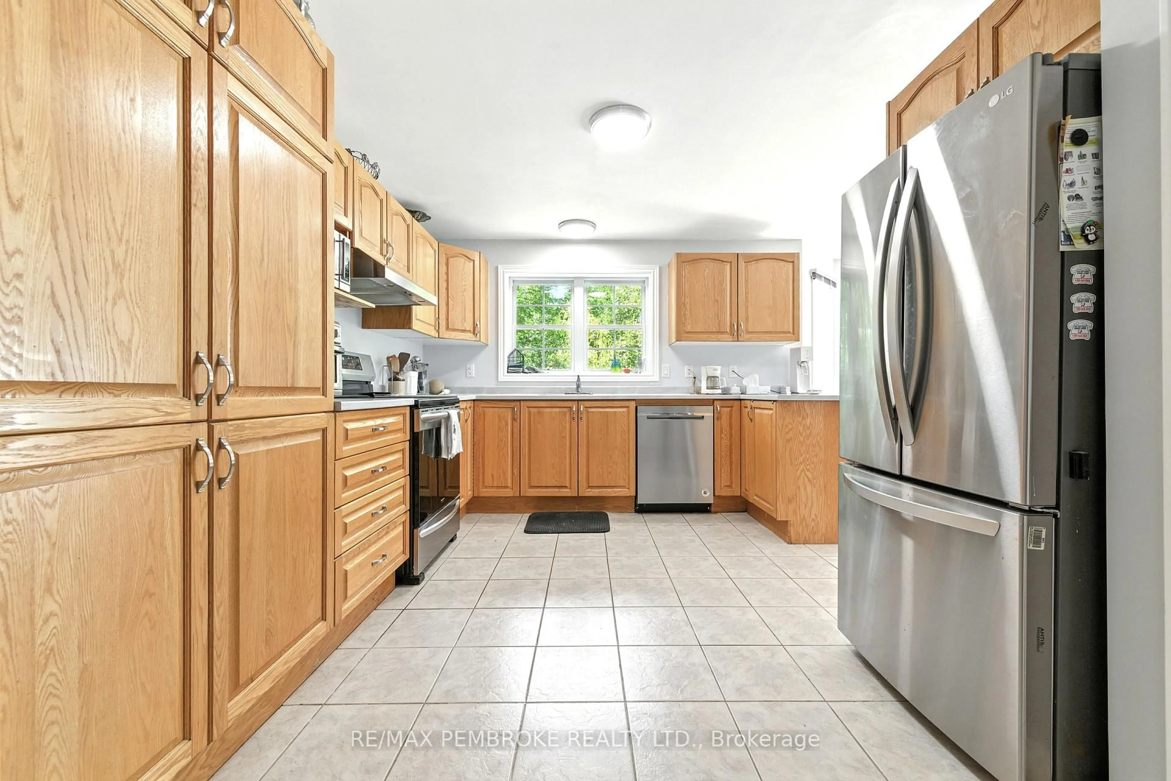 Standard kitchen, ceramic/tile floor for 625 Forest Park Rd, Pembroke Ontario K8A 6W2