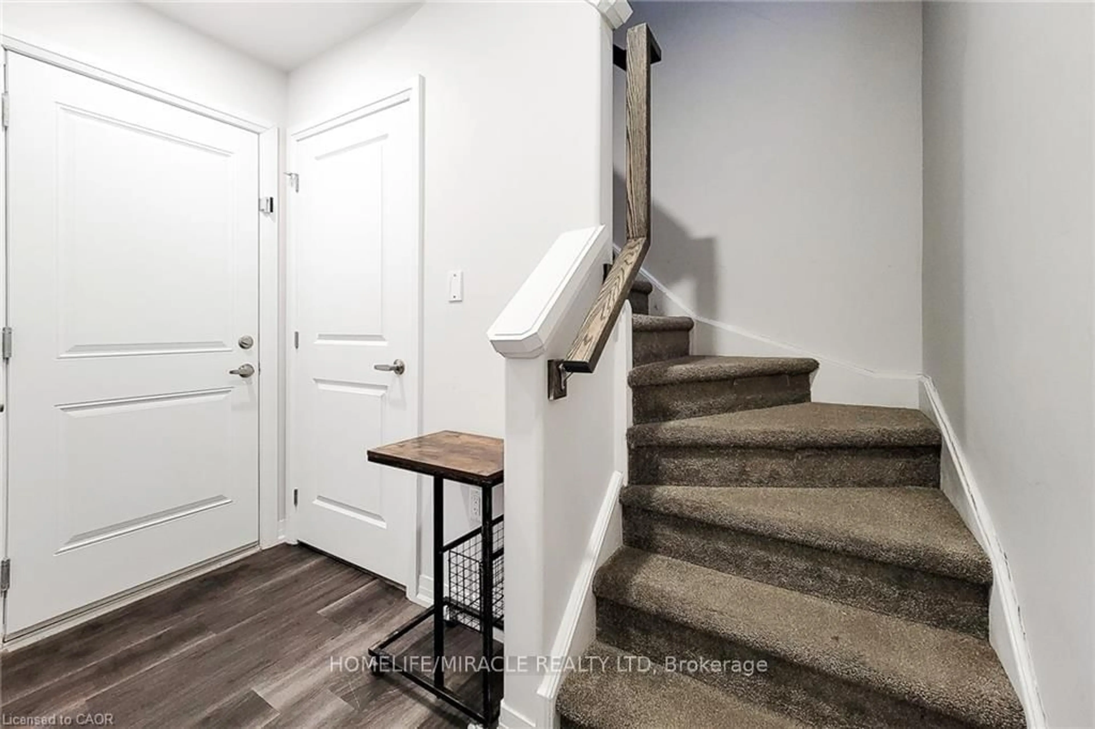 Indoor entryway for 575 Woodward Ave #79, Hamilton Ontario L8H 0B3