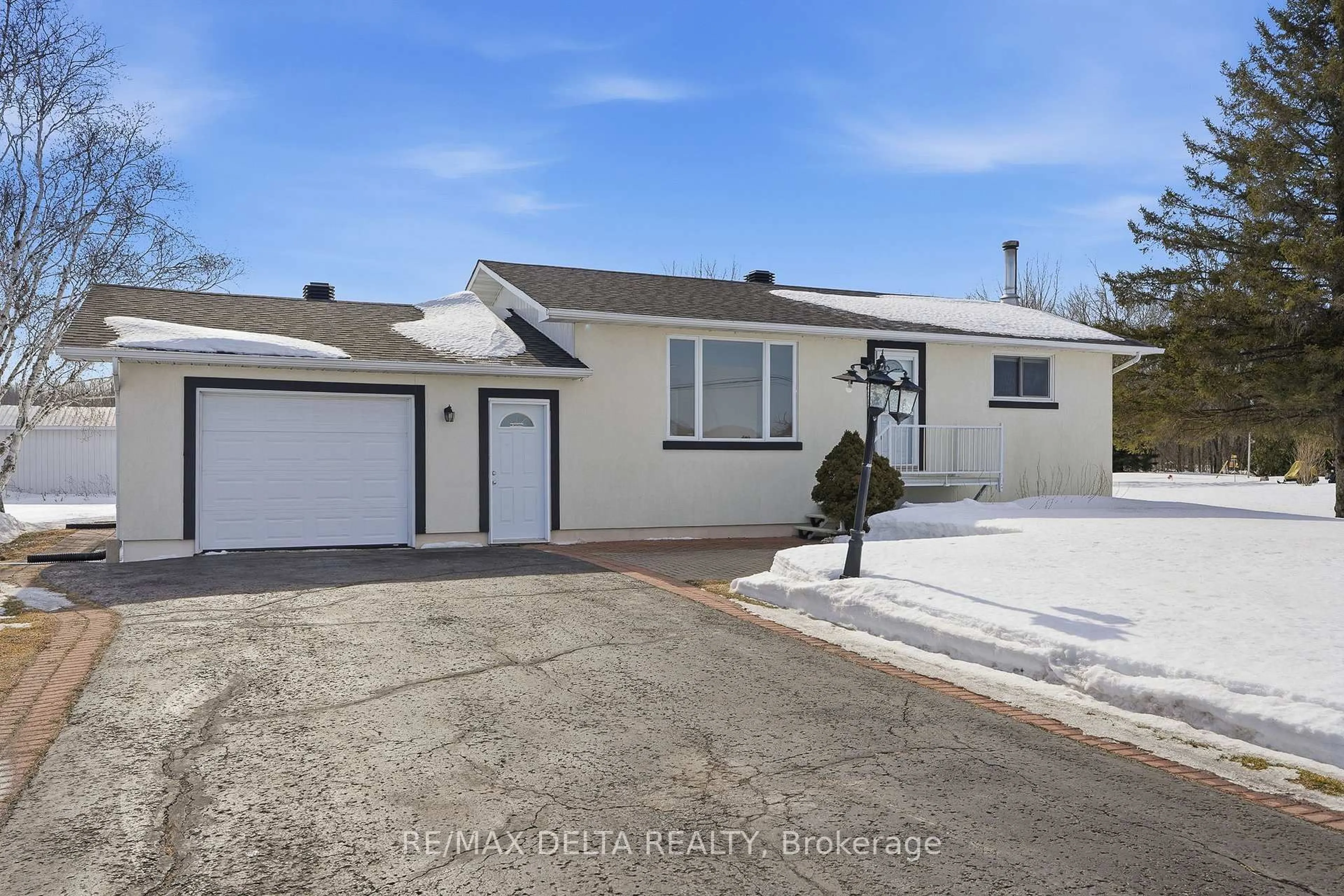 A pic from outside/outdoor area/front of a property/back of a property/a pic from drone, street for 698 Baseline Rd, Clarence-Rockland Ontario K0A 1N0