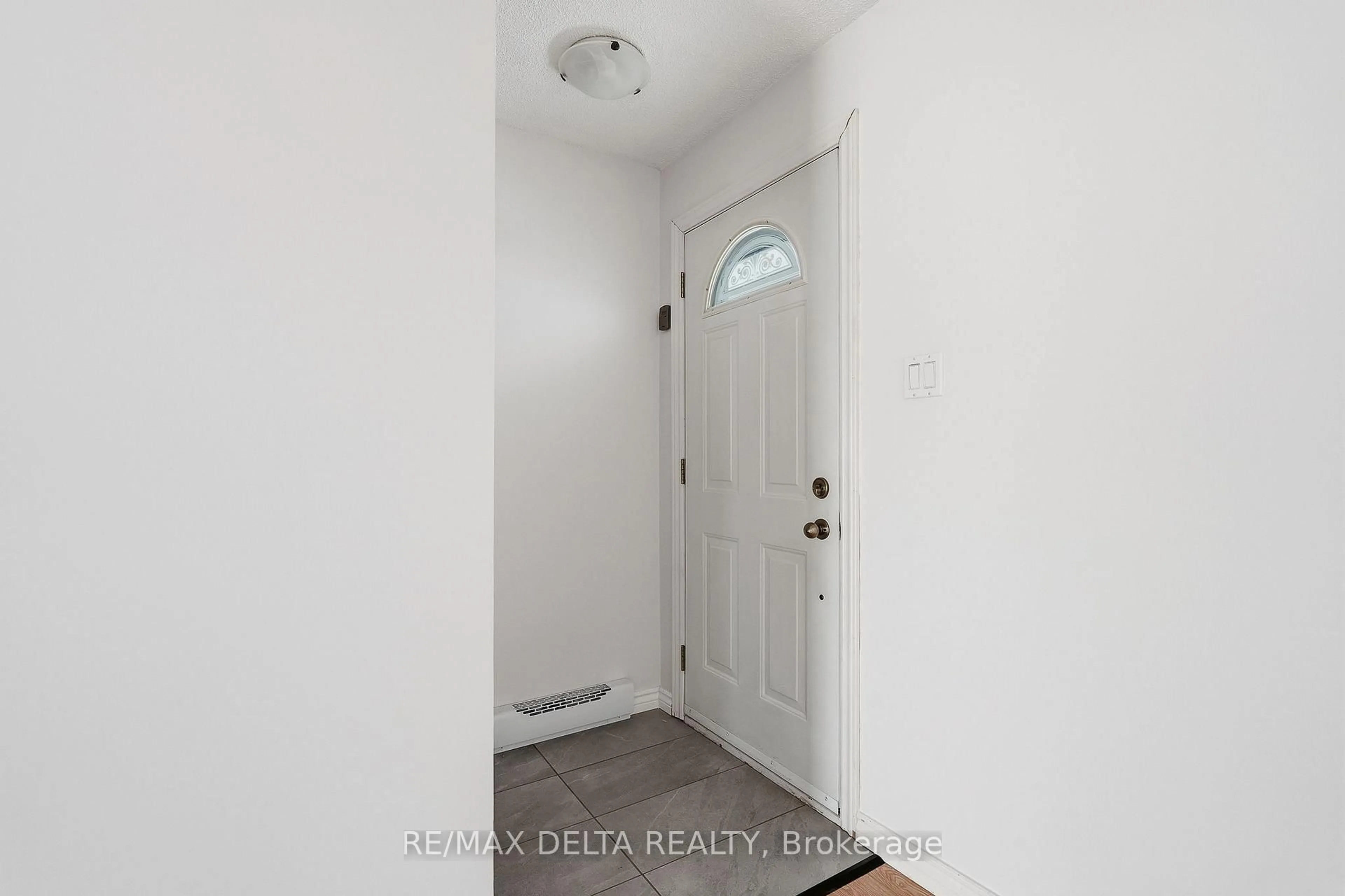 Indoor entryway for 698 Baseline Rd, Clarence-Rockland Ontario K0A 1N0