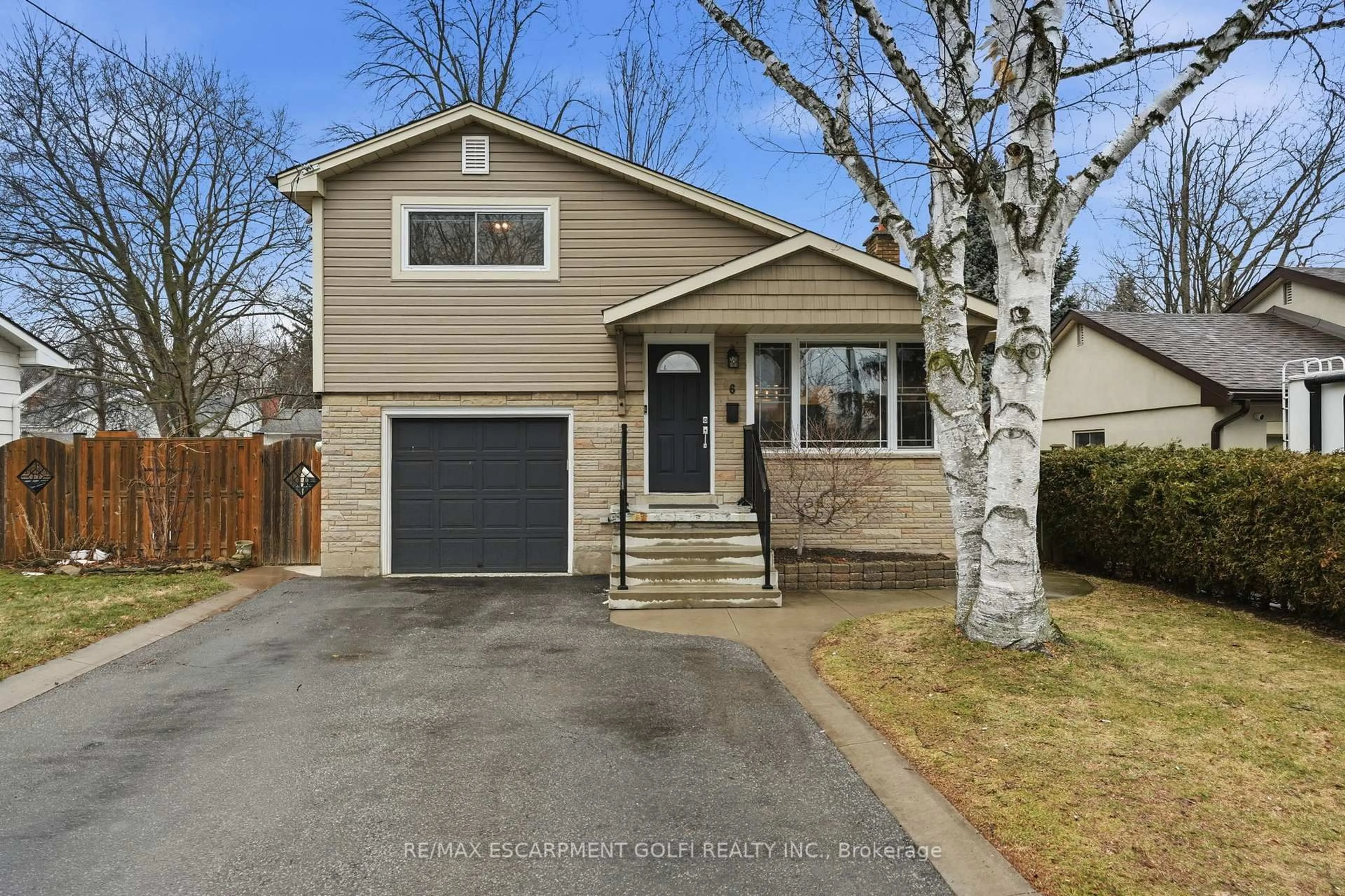 Home with vinyl exterior material, street for 6 Brierwood Ave, Grimsby Ontario L3M 1J6