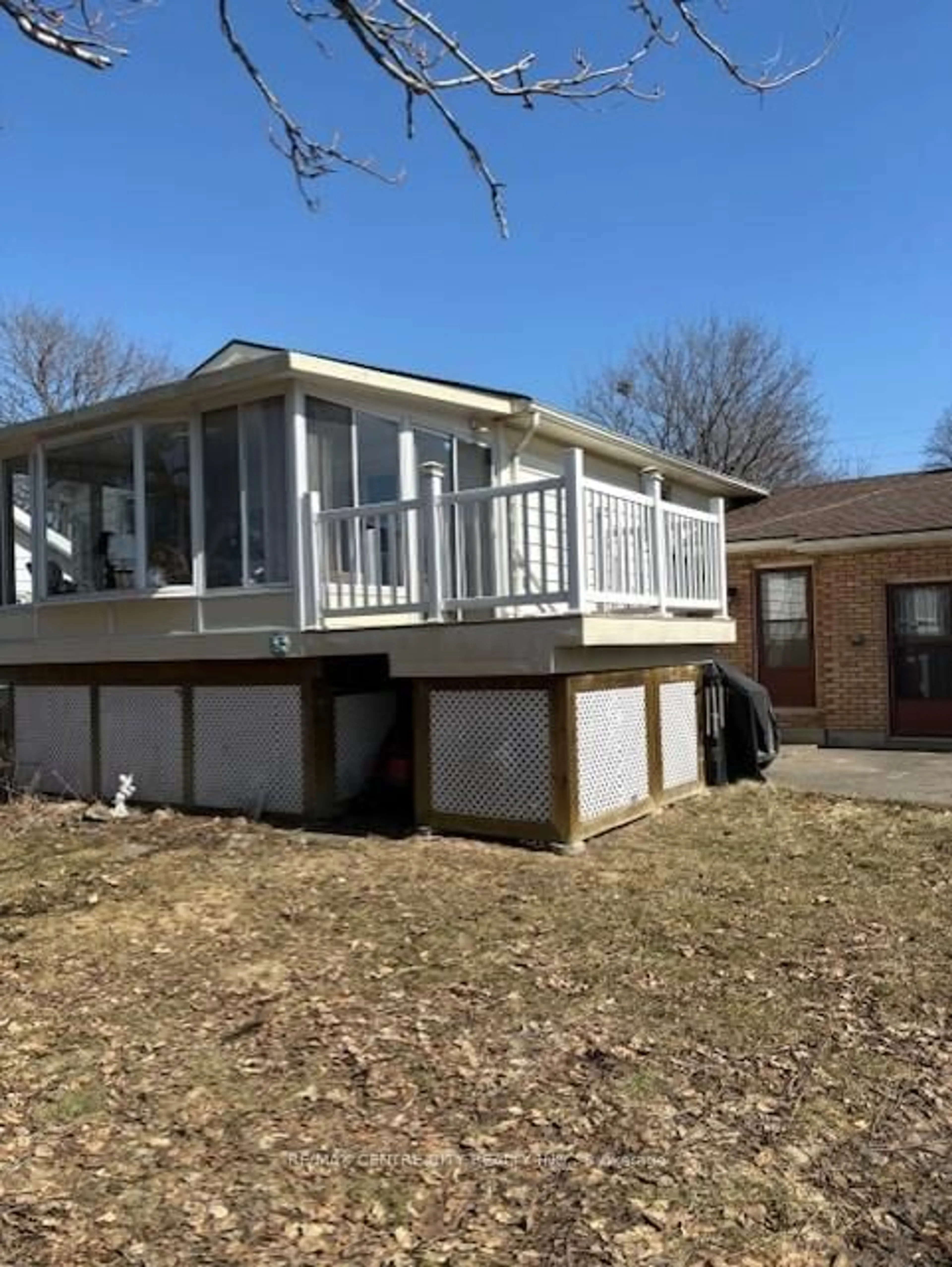 Home with vinyl exterior material, building for 152 1/2 FAIRVIEW Ave, St. Thomas Ontario N5R 4X9