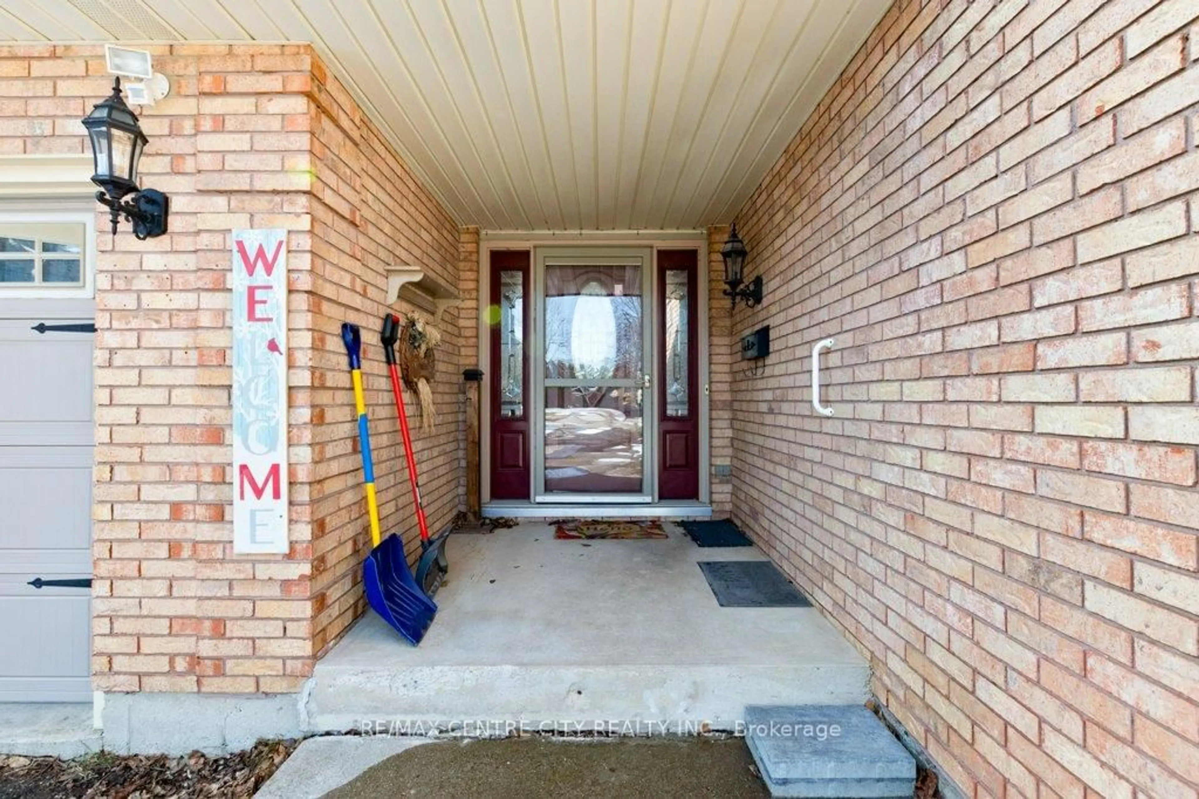Indoor entryway for 152 1/2 FAIRVIEW Ave, St. Thomas Ontario N5R 4X9