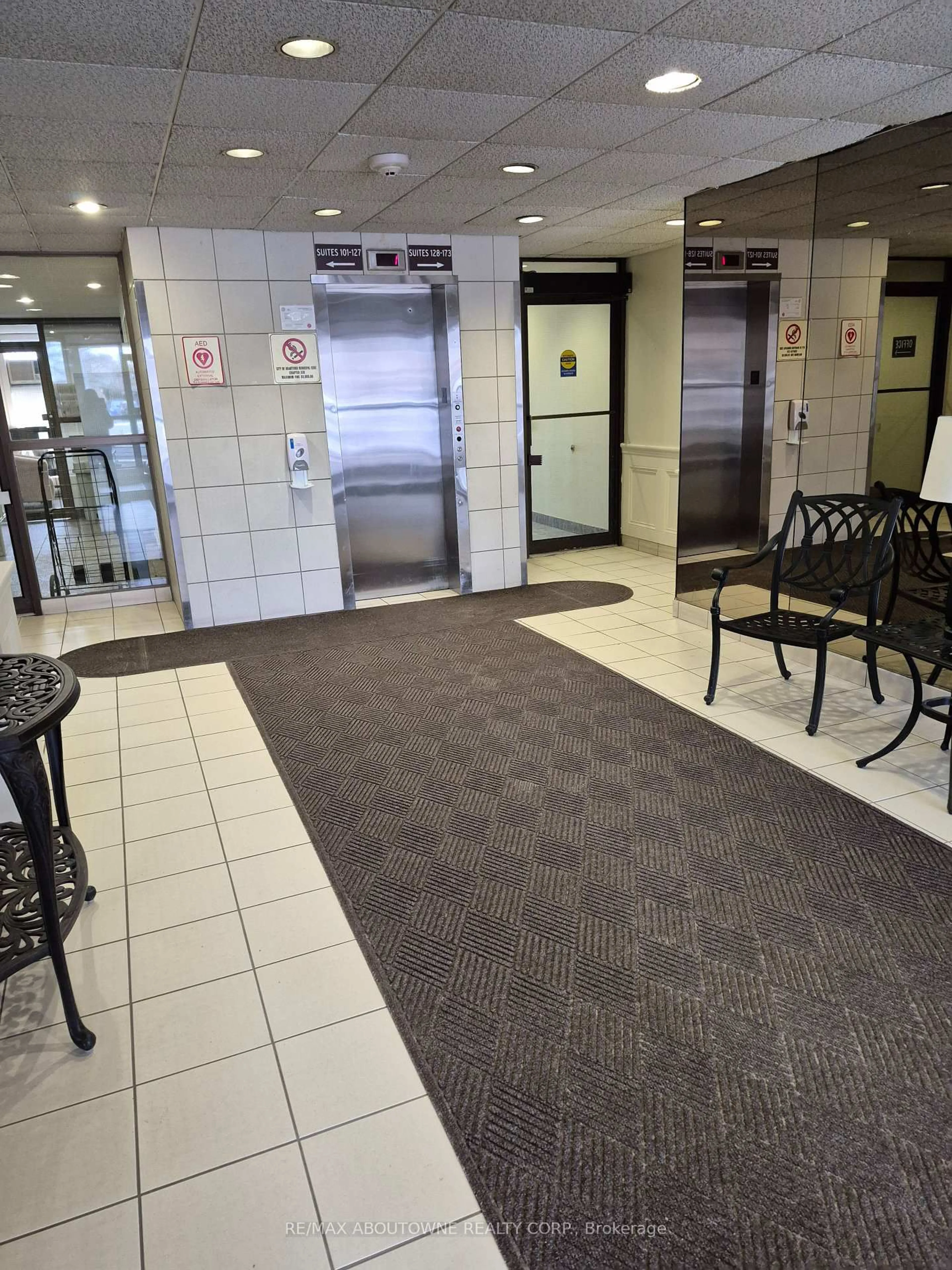 Indoor foyer for 36 Hayhurst Rd #334, Brantford Ontario N3R 6Y9