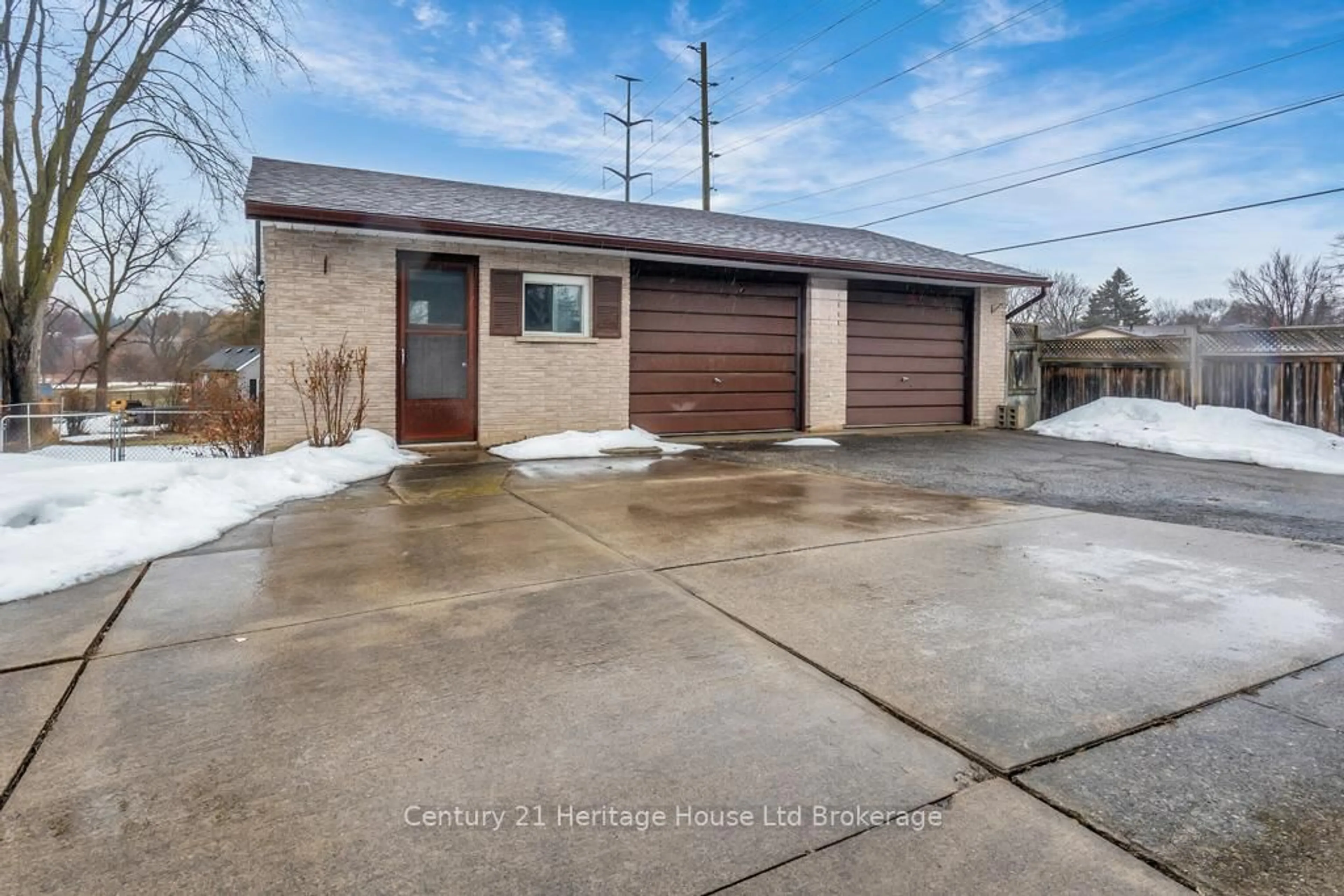Indoor garage for 368 Odlum Dr, Woodstock Ontario N4S 3S2