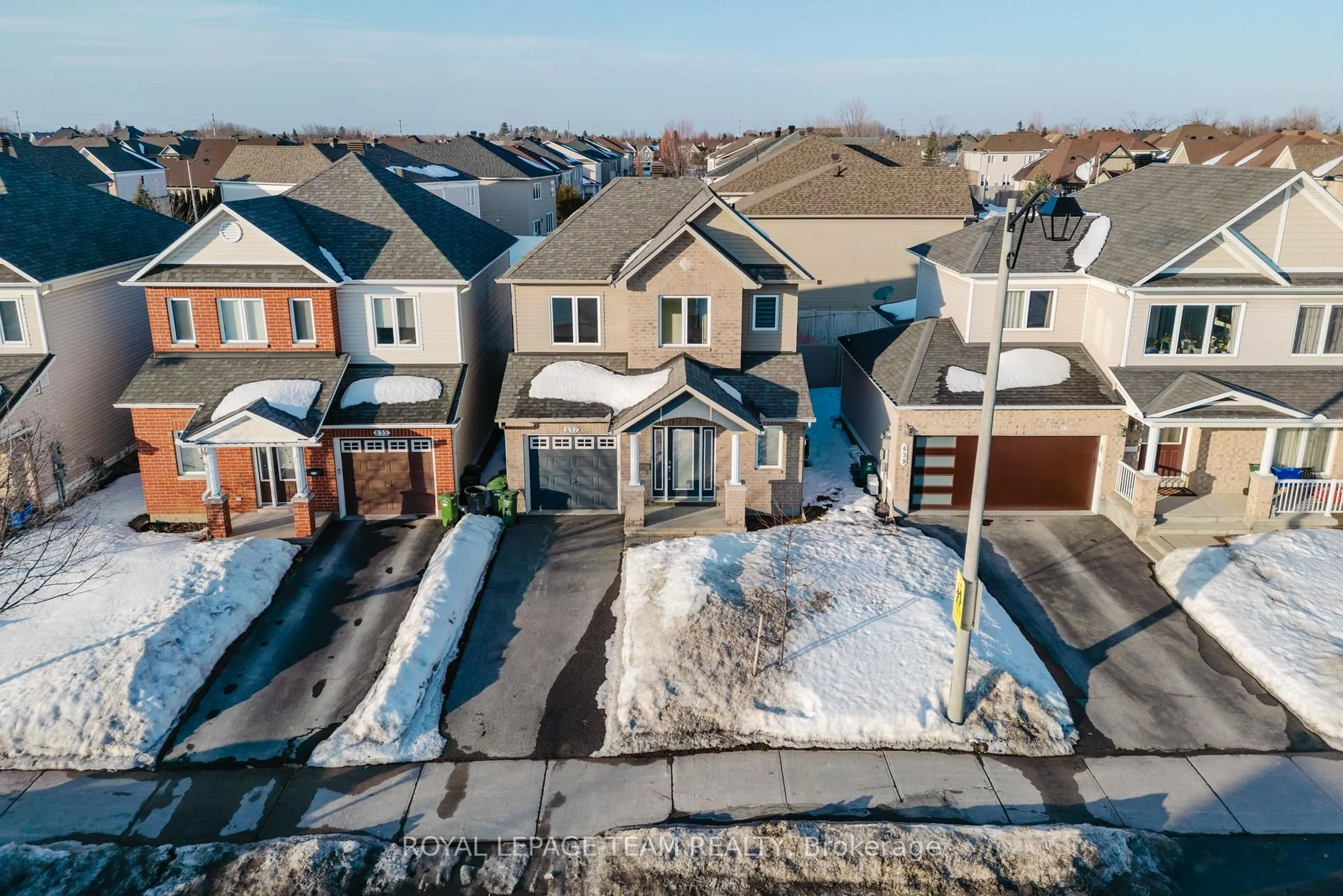 A pic from outside/outdoor area/front of a property/back of a property/a pic from drone, street for 637 Clearbrook Dr, Ottawa Ontario K2J 5S1