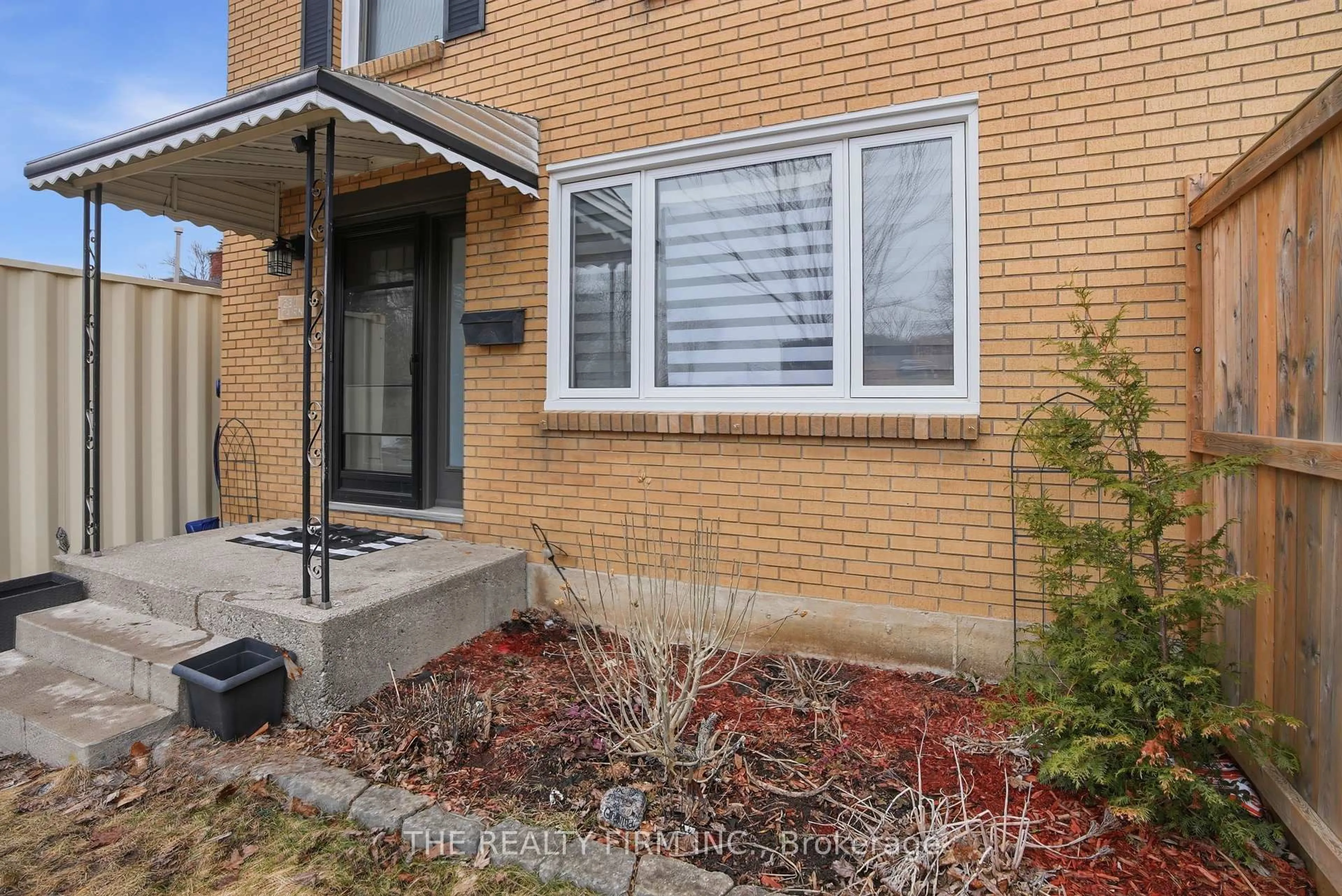 Unknown for 230 Cairn St, London South Ontario N5Z 3W7