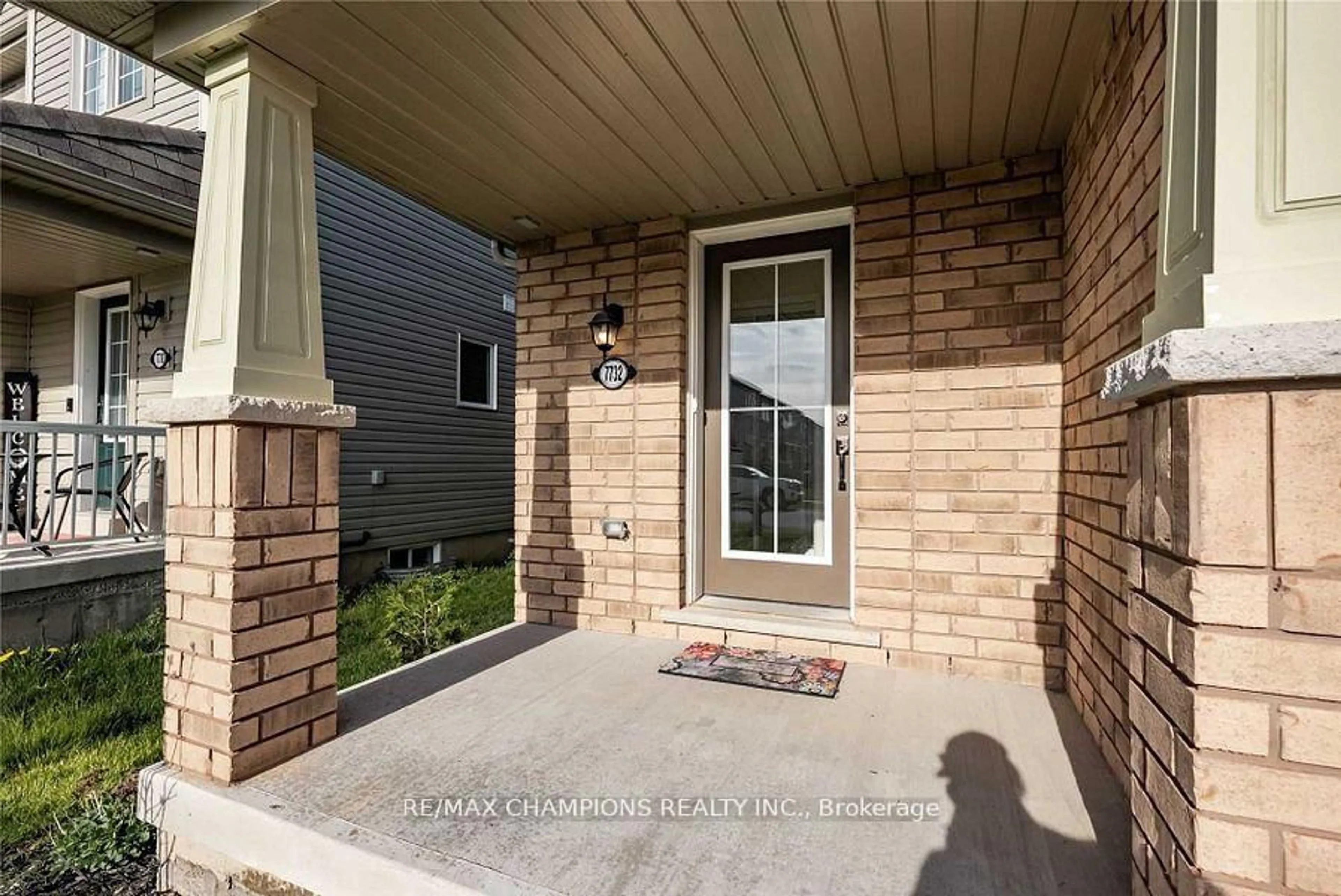 Indoor entryway for 7732 White Pine Cres, Niagara Falls Ontario L2H 3R5