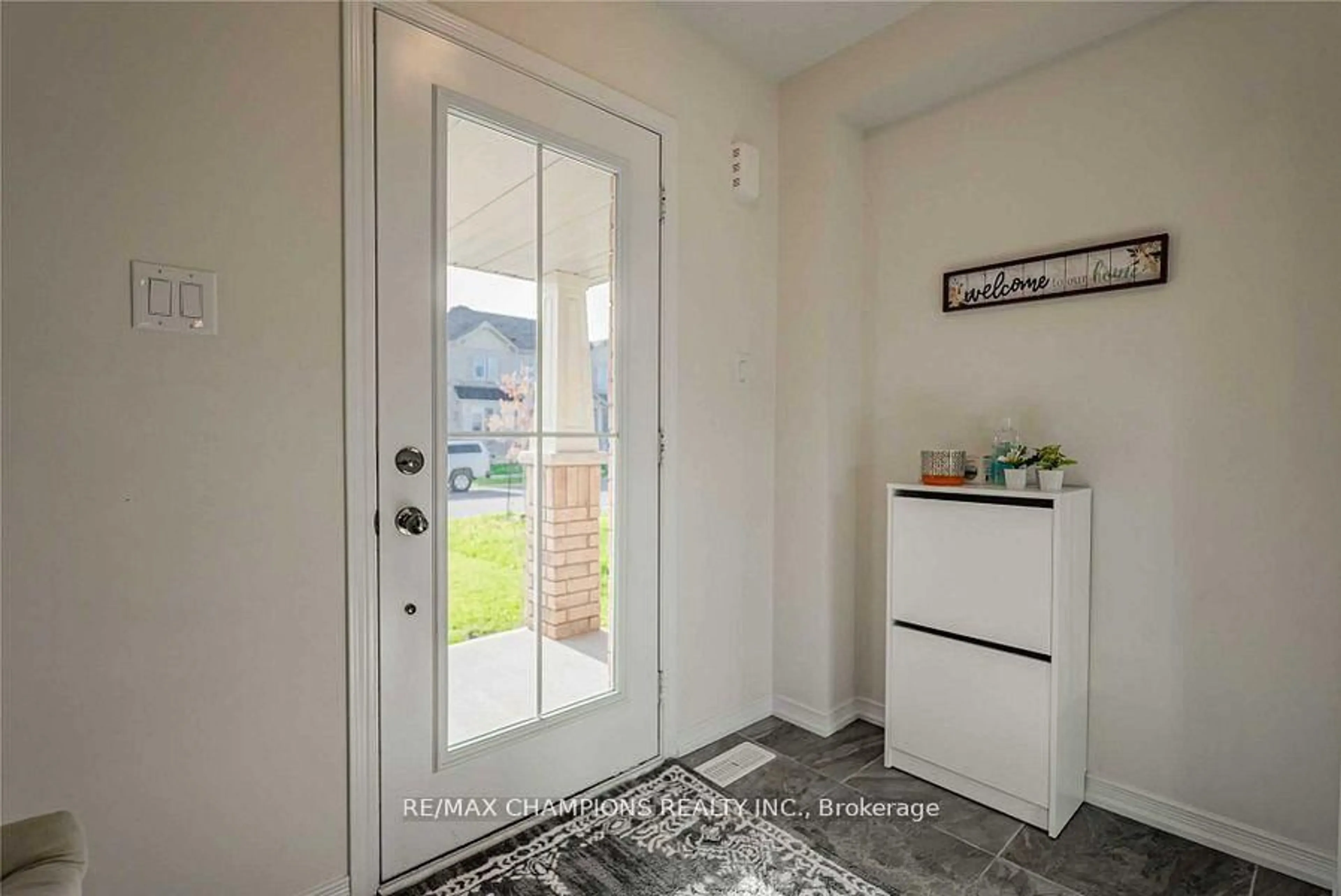 Indoor entryway for 7732 White Pine Cres, Niagara Falls Ontario L2H 3R5