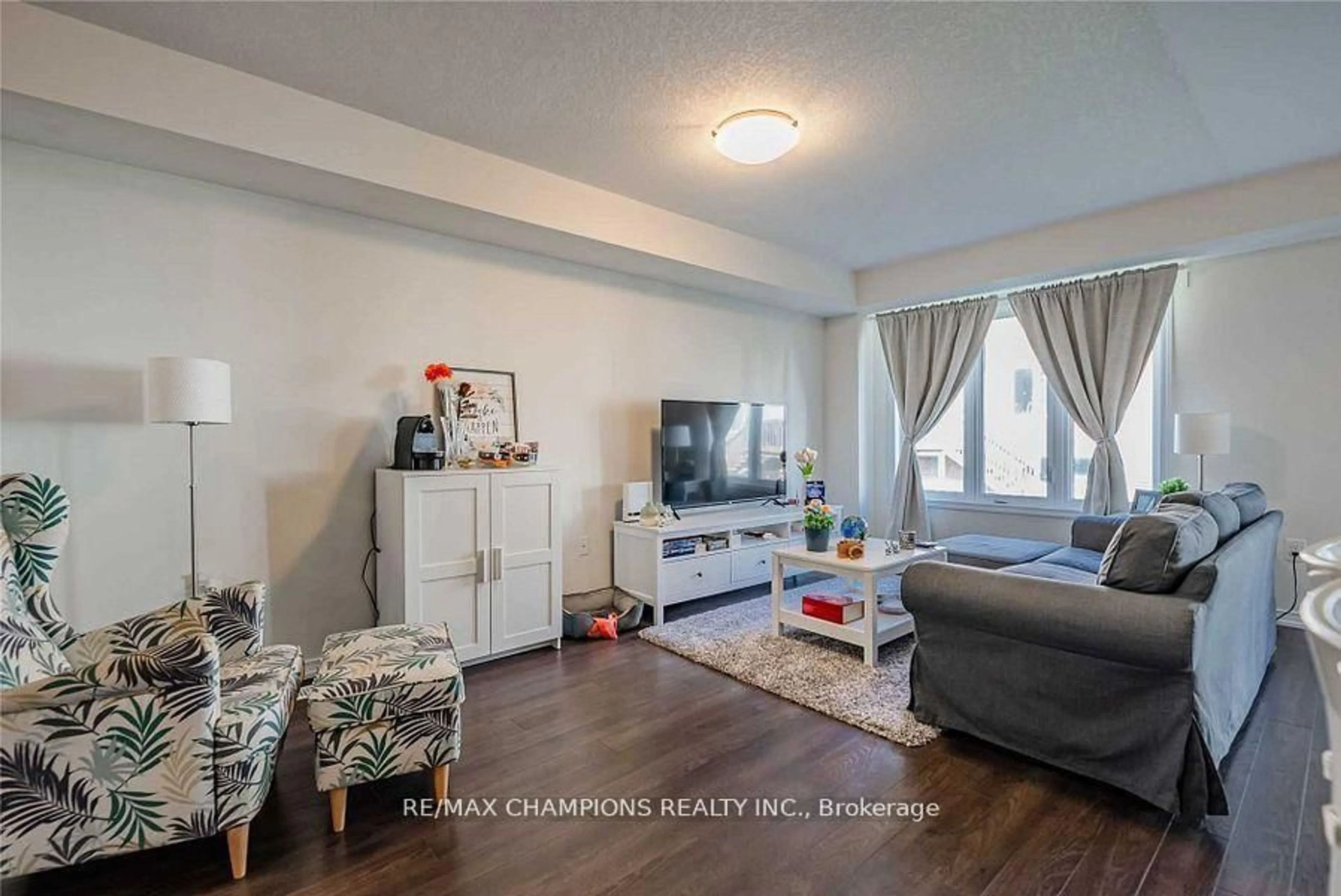 Living room with furniture, unknown for 7732 White Pine Cres, Niagara Falls Ontario L2H 3R5