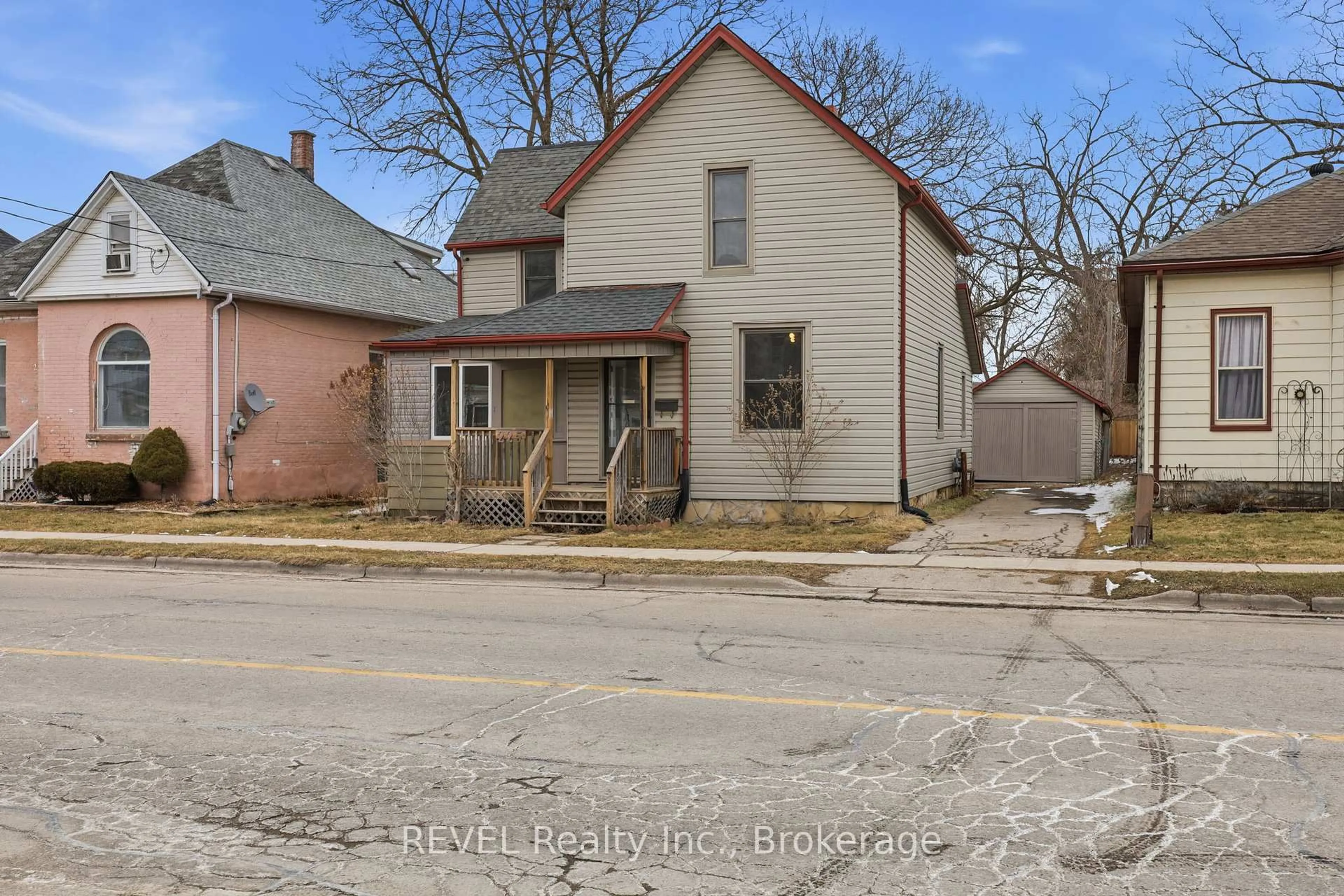 A pic from outside/outdoor area/front of a property/back of a property/a pic from drone, street for 225 Ross St, St. Thomas Ontario N5R 3Y5