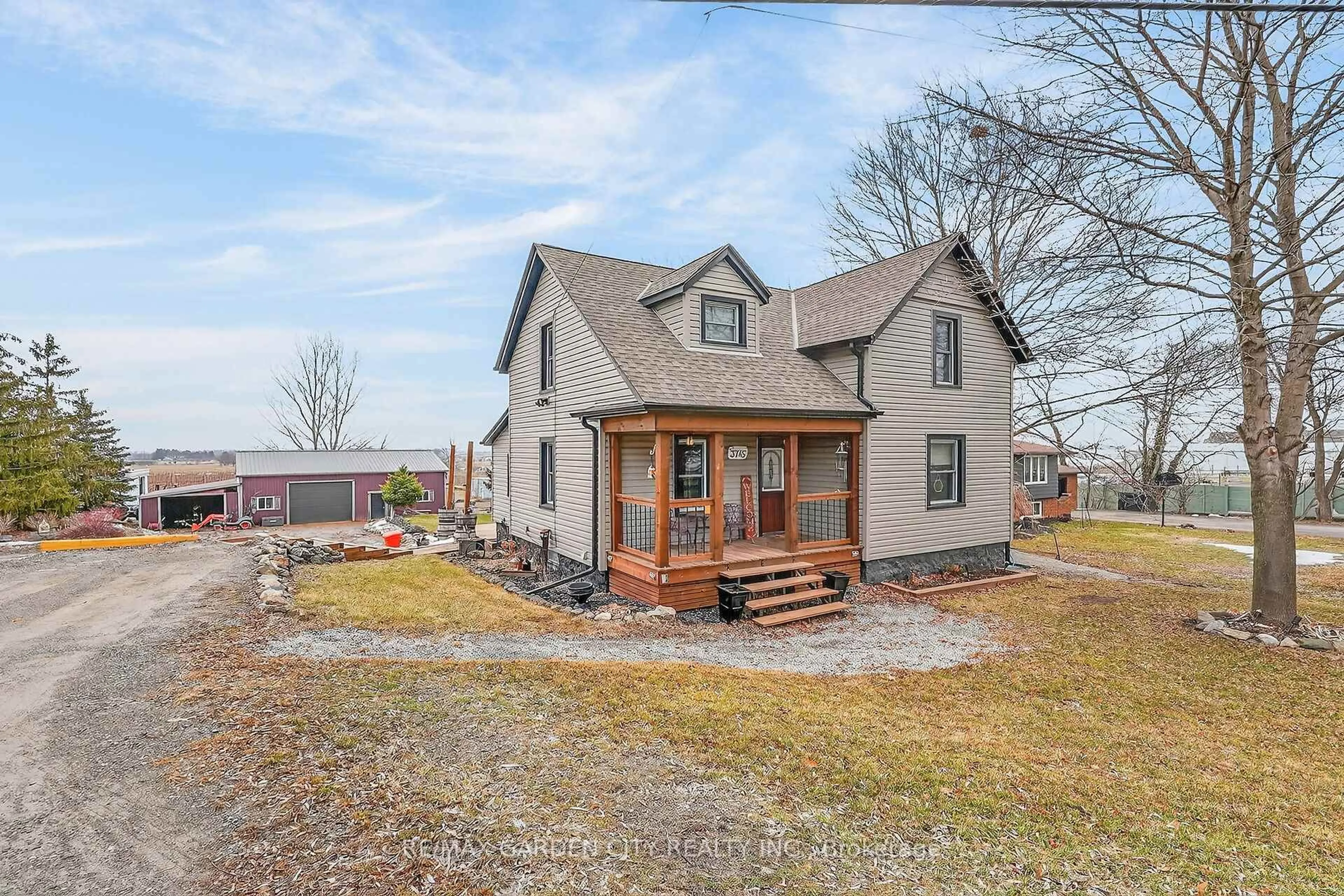 A pic from outside/outdoor area/front of a property/back of a property/a pic from drone, building for 3745 King St, Lincoln Ontario L0R 2C0