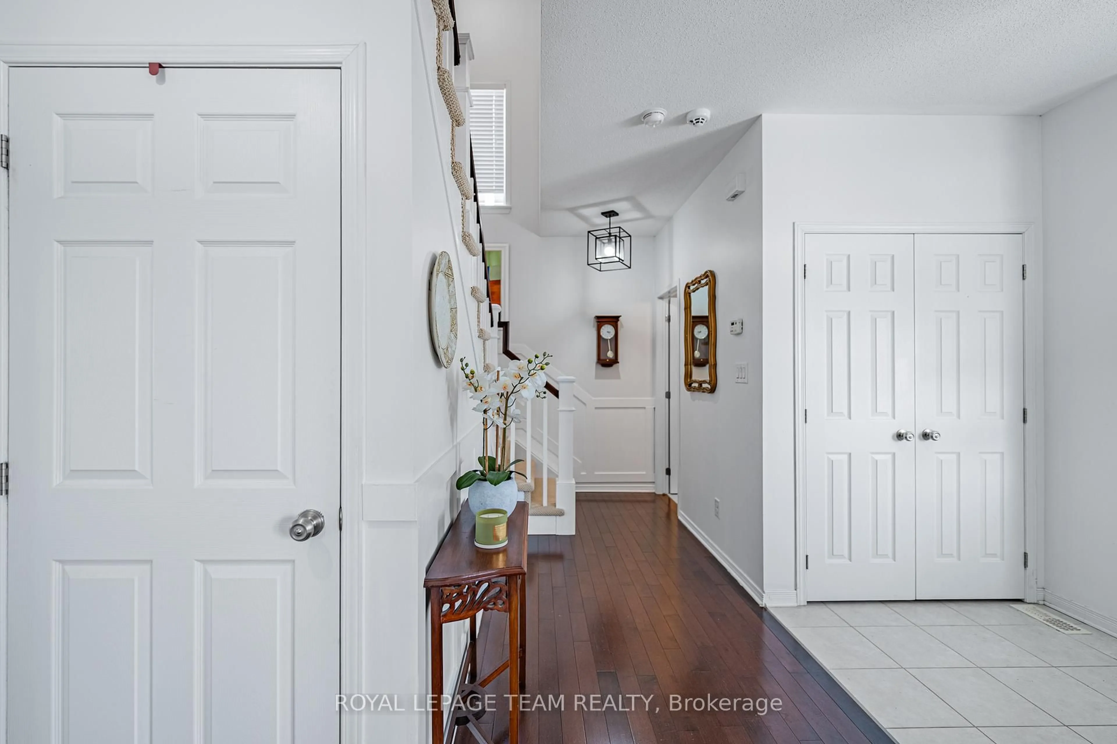 Indoor entryway for 156 Sunita Cres, Ottawa Ontario K2J 5S8