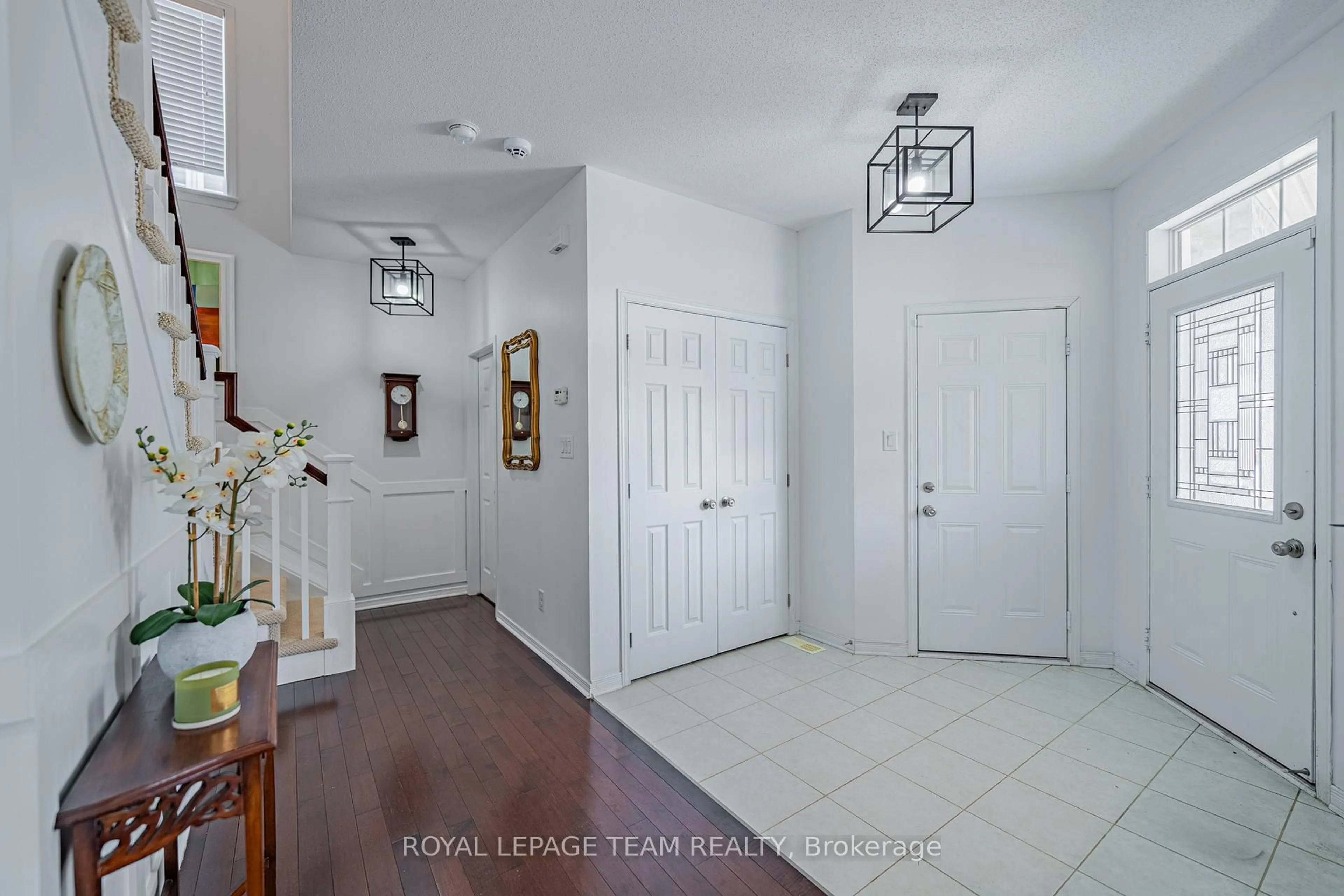 Indoor entryway for 156 Sunita Cres, Ottawa Ontario K2J 5S8