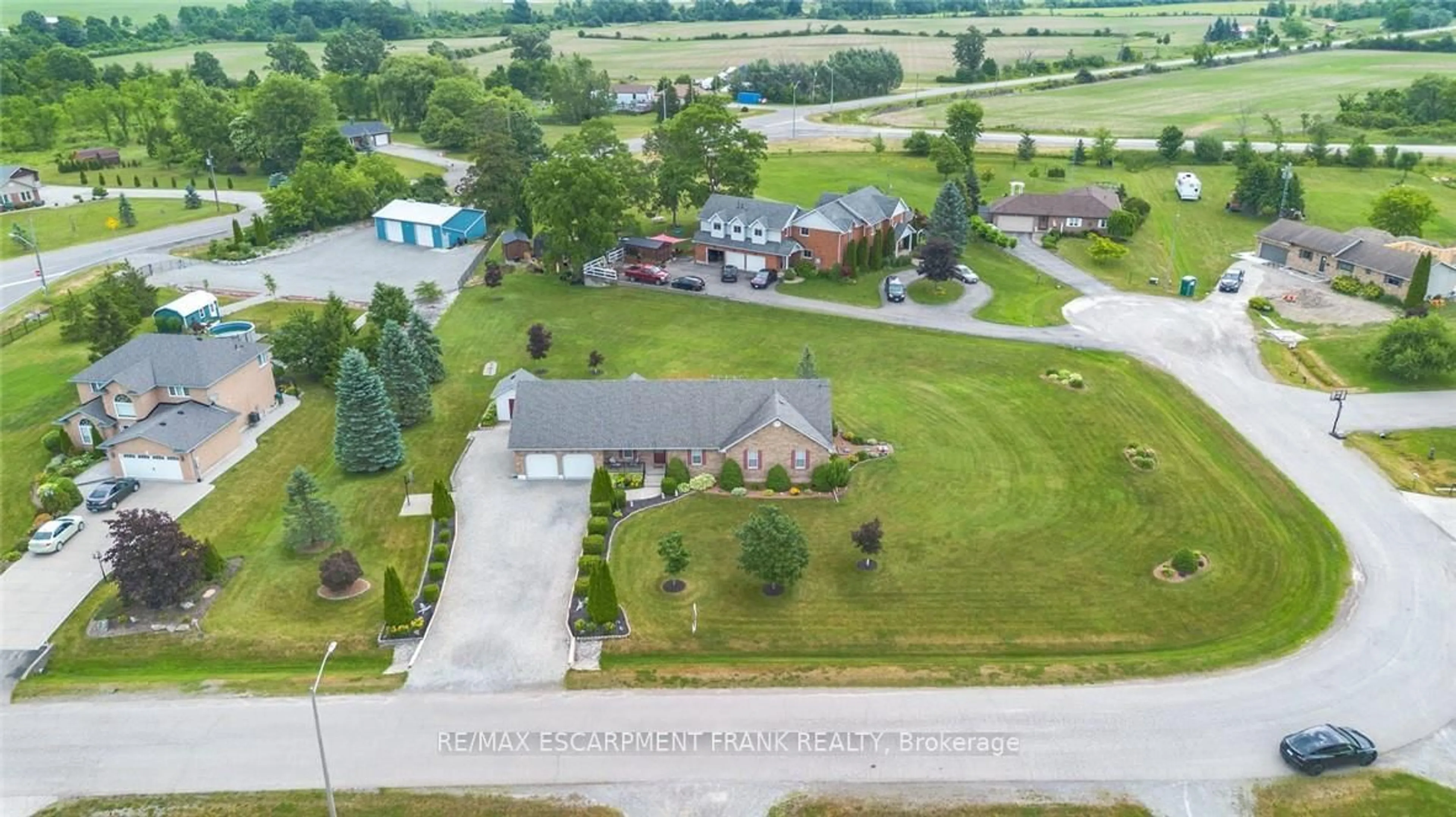 A pic from outside/outdoor area/front of a property/back of a property/a pic from drone, street for 703 Broman Crt, West Lincoln Ontario N0A 1C0