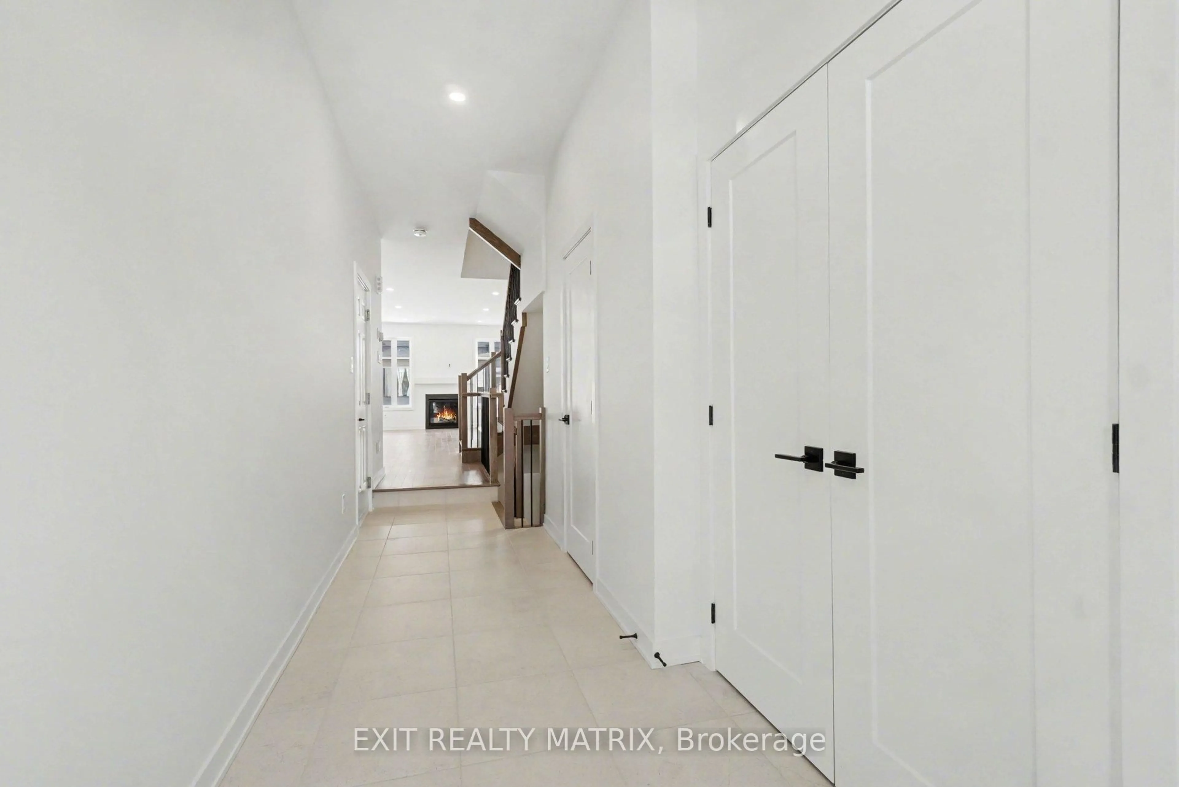 Indoor entryway for 943 Cologne St, Russell Ontario K0A 1W0