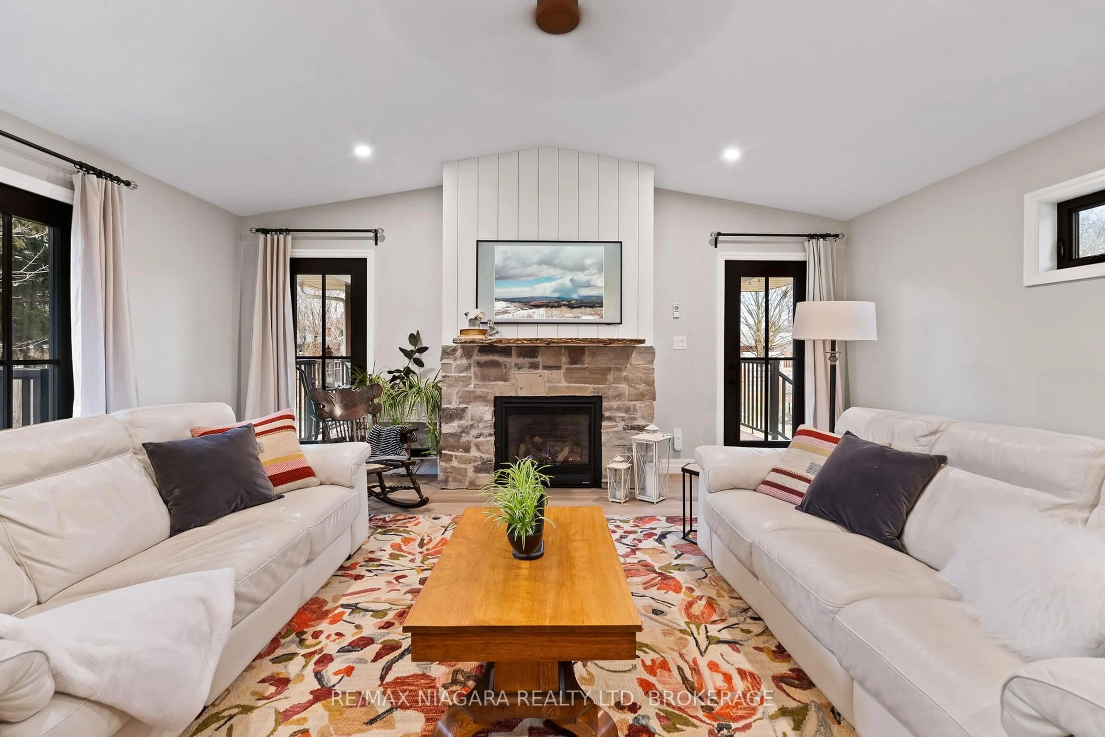 Living room with furniture, unknown for 7 King's Grant Rd, St. Catharines Ontario L2N 2R9