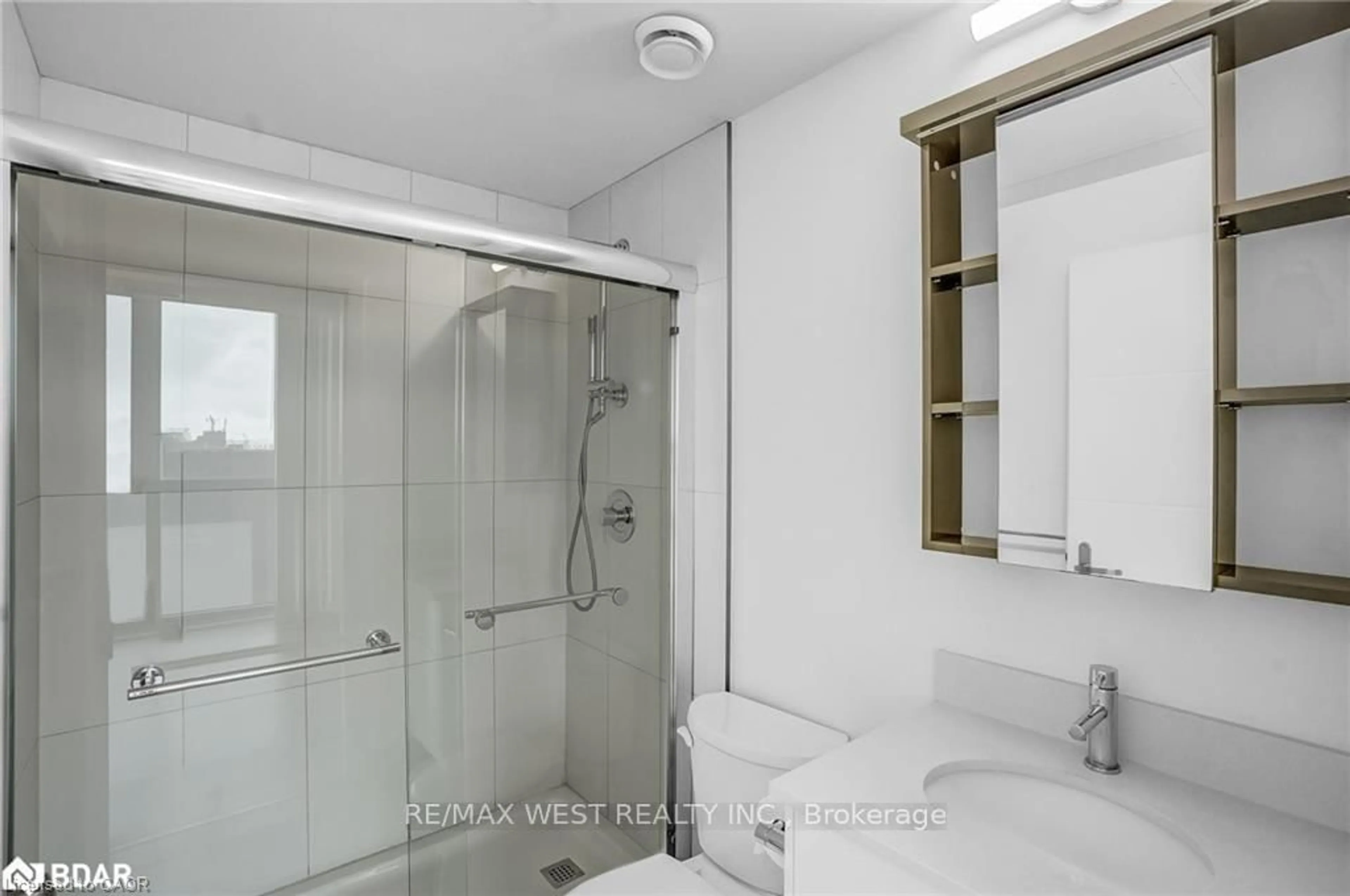 Standard bathroom, ceramic/tile floor for 60 Frederick St #1409, Kitchener Ontario N2H 0C7
