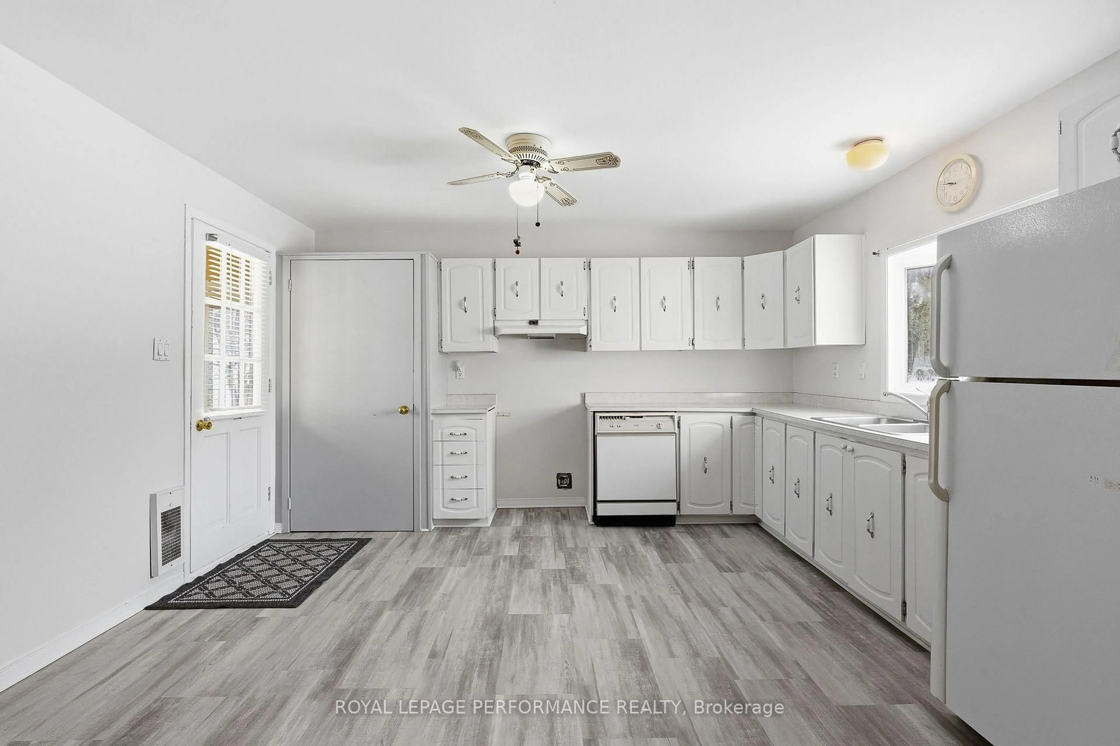 Standard kitchen, ceramic/tile floor for 428 Edwards St, Clarence-Rockland Ontario K4K 1L6