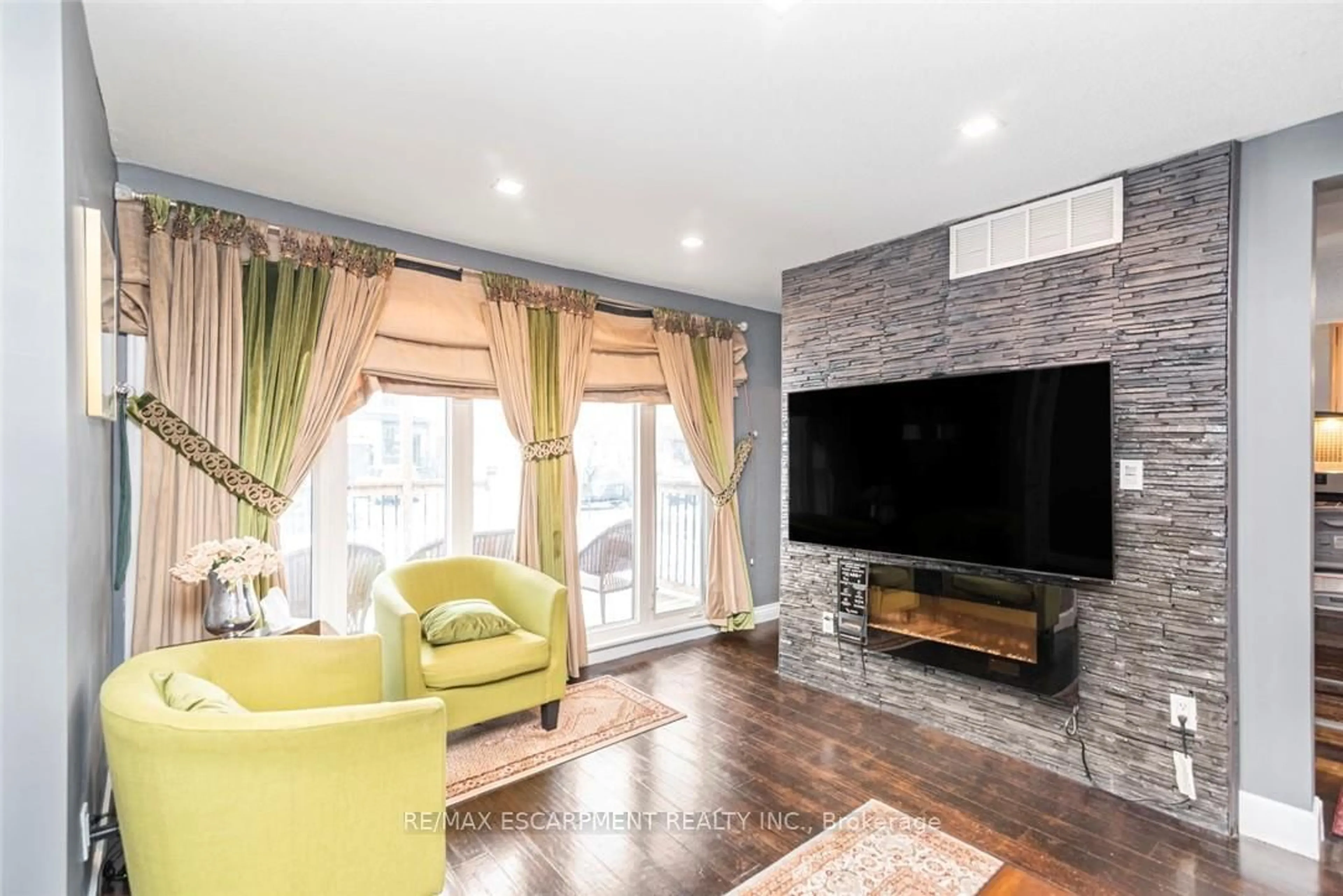 Home theater for 243 Federal St, Hamilton Ontario L8E 1P6