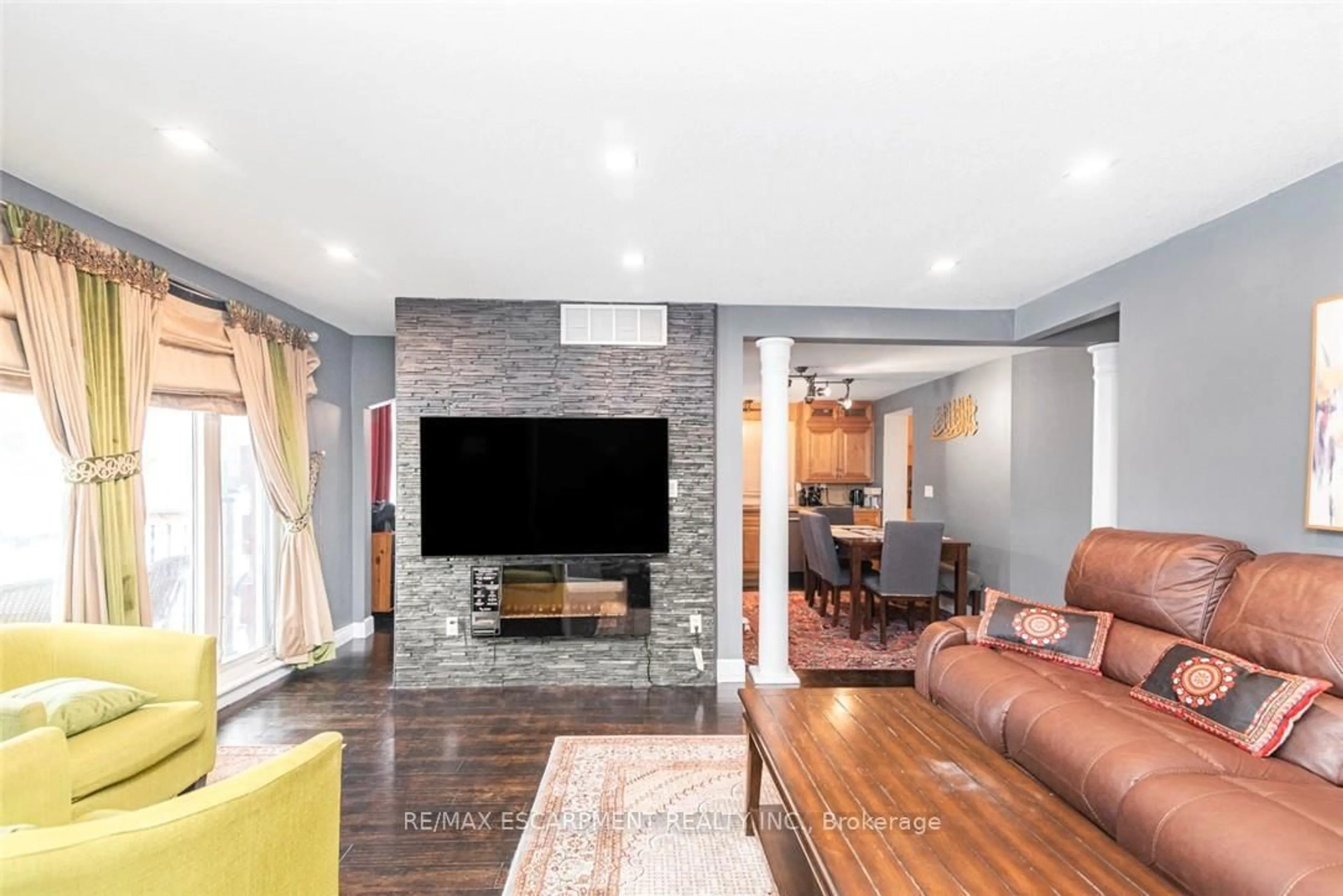 Home theater for 243 Federal St, Hamilton Ontario L8E 1P6