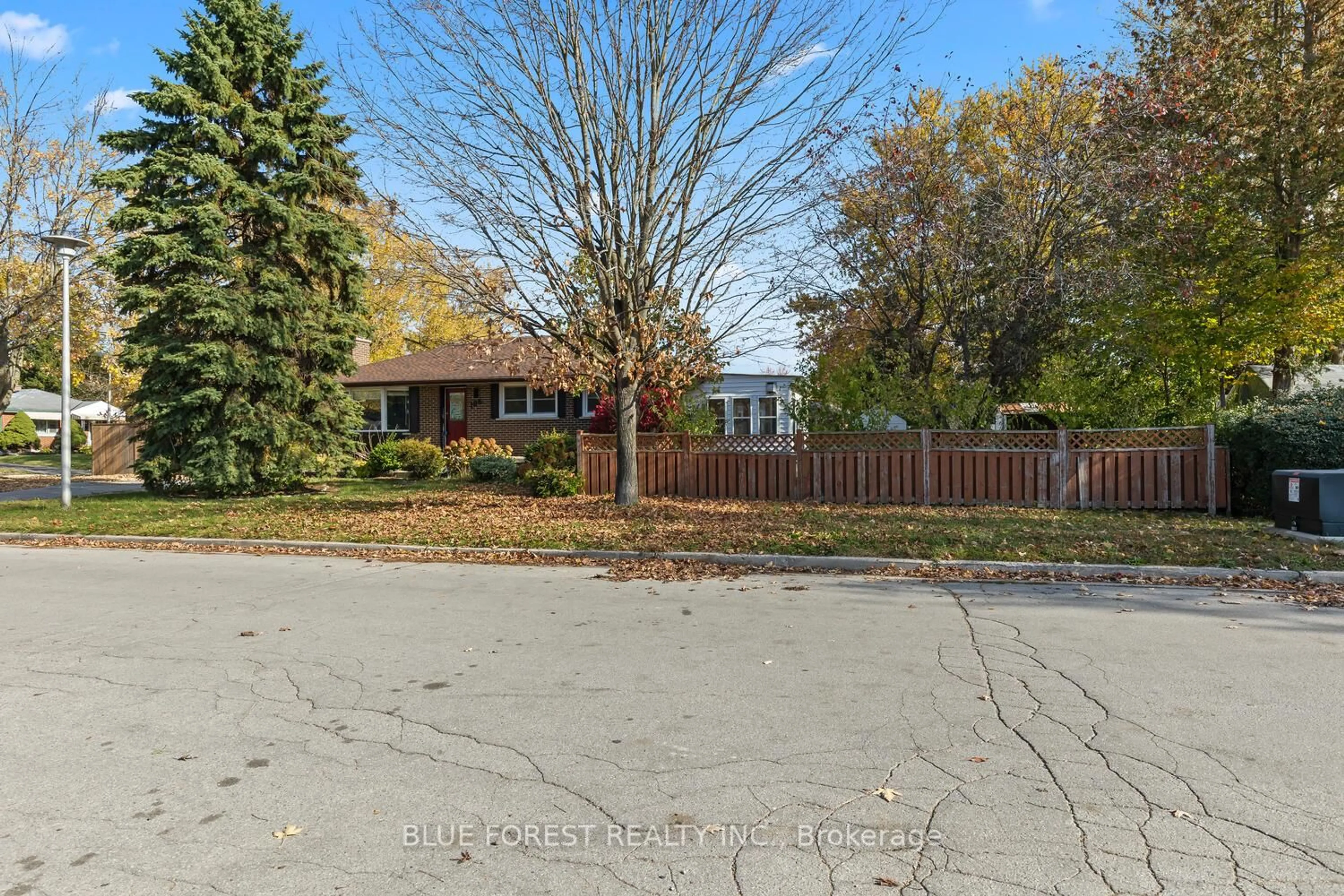 A pic from outside/outdoor area/front of a property/back of a property/a pic from drone, street for 106 Laurentian Dr, London East Ontario N5W 1P2