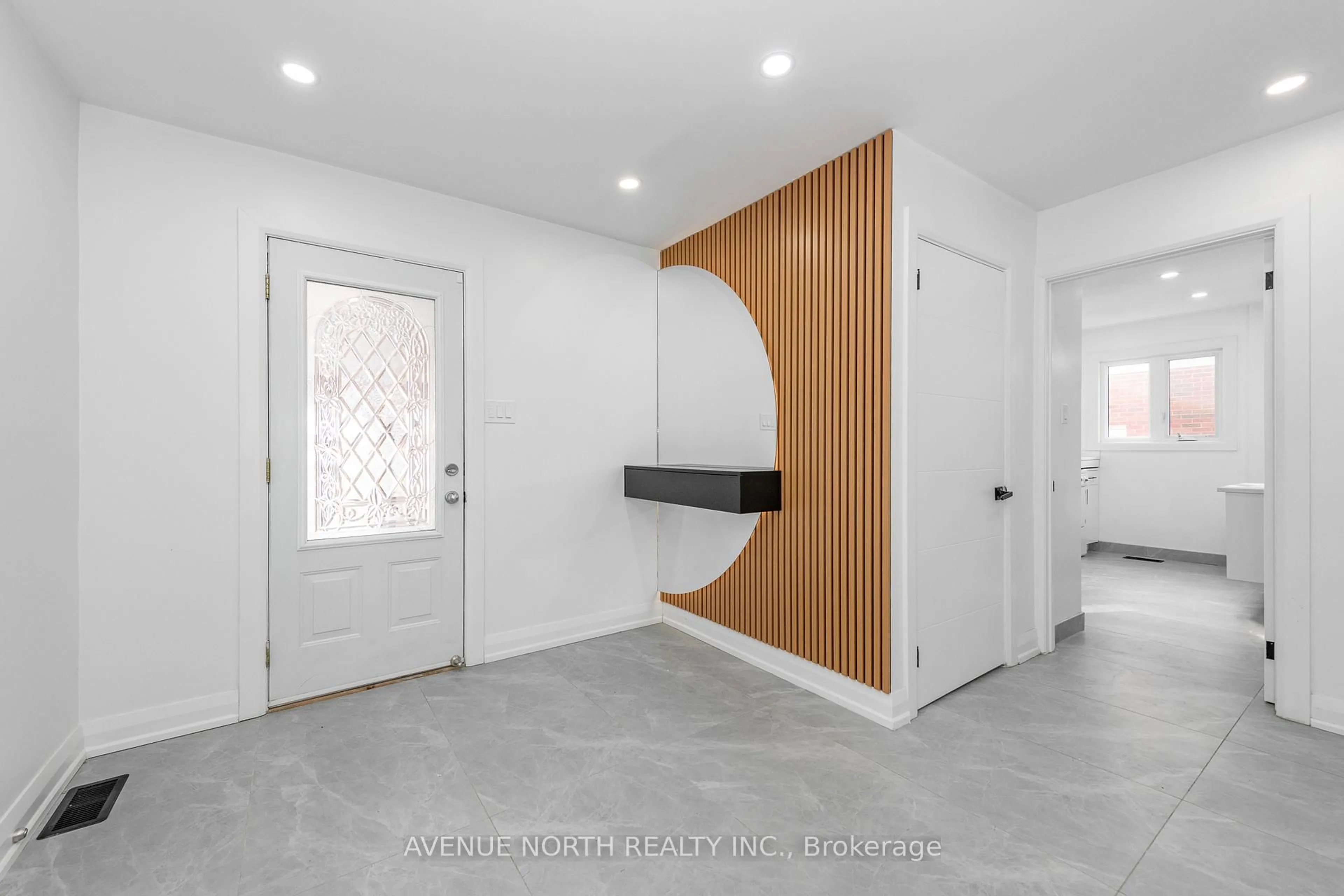 Indoor entryway for 2007 TAWNEY Rd, Ottawa Ontario K1G 1B5