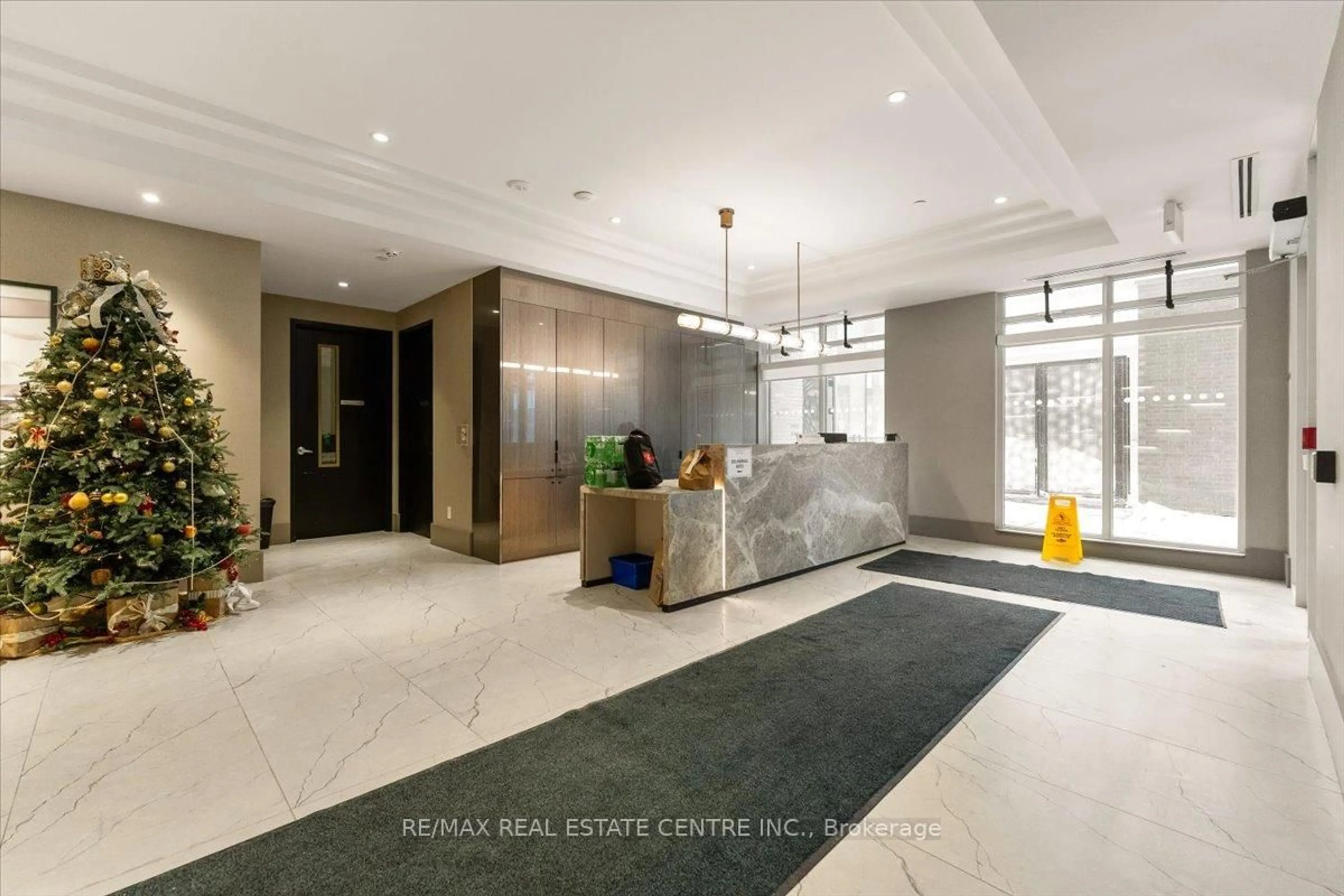 Indoor foyer for 55 Duke St #1106, Kitchener Ontario N2H 0C9