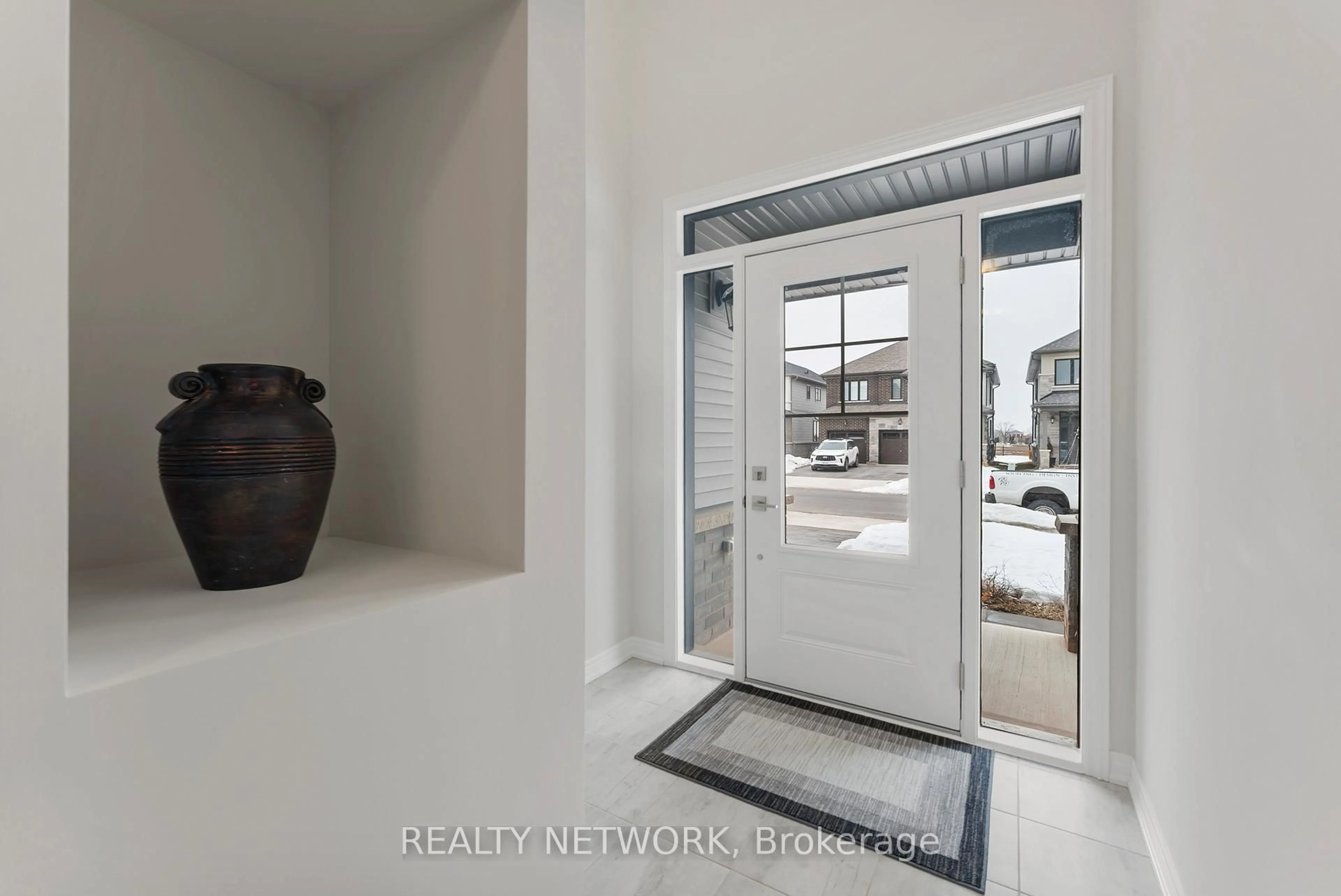 Indoor entryway for 107 Starfire Cres, Hamilton Ontario L8E 0K9