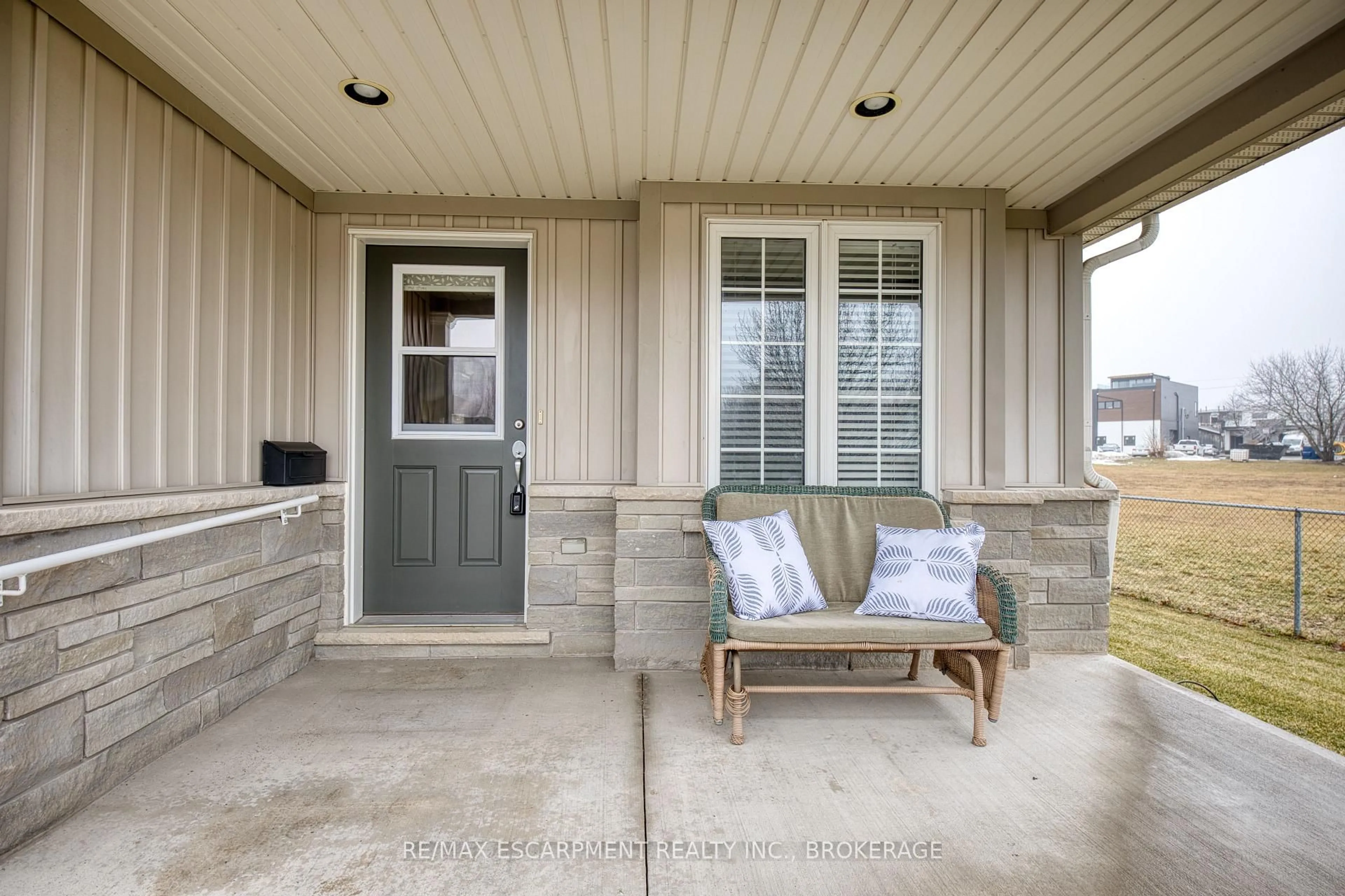 Indoor entryway for 1 Sunnydale Crt, West Lincoln Ontario L0R 2A0