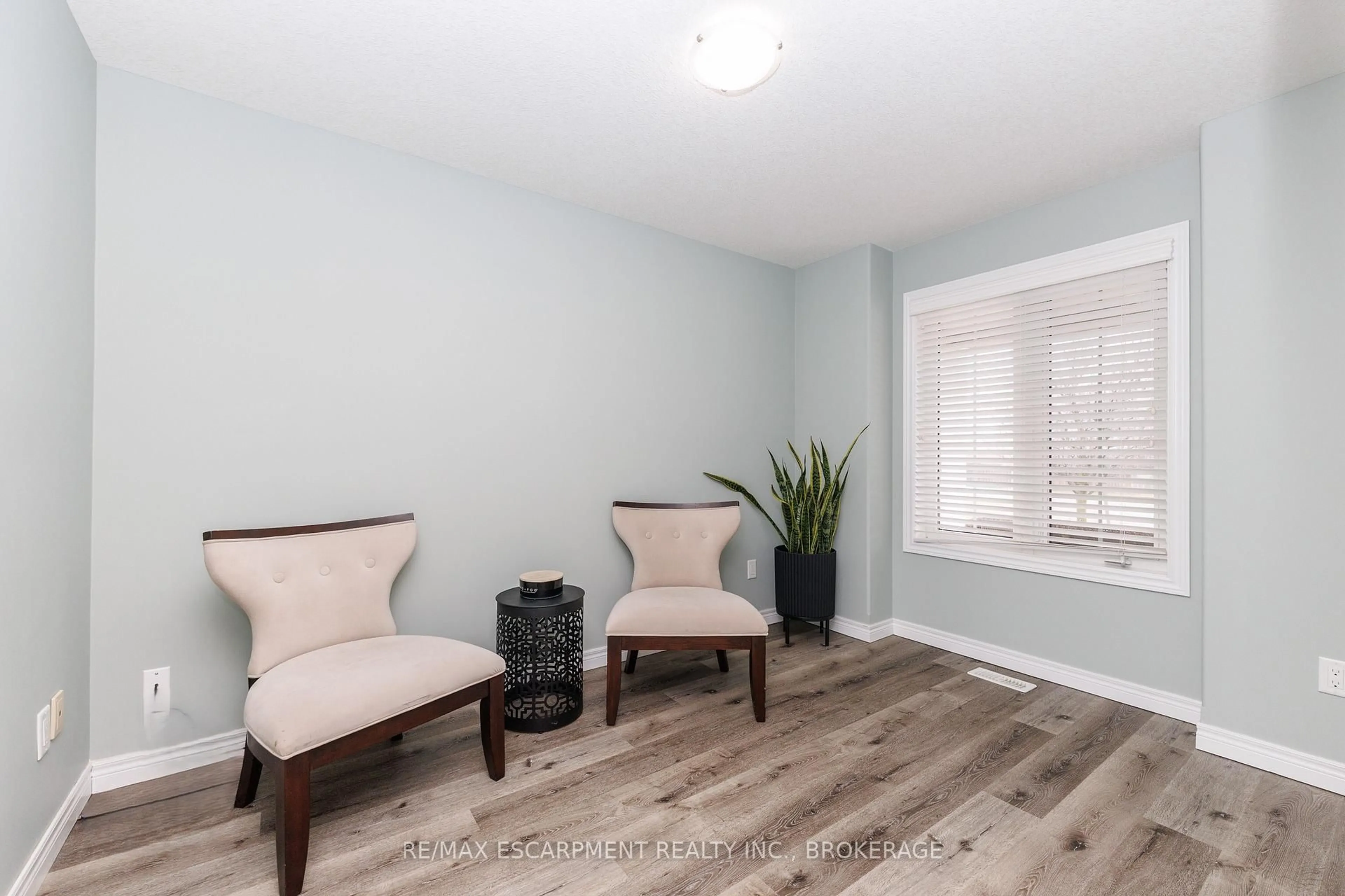 Living room with furniture, wood/laminate floor for 1 Sunnydale Crt, West Lincoln Ontario L0R 2A0